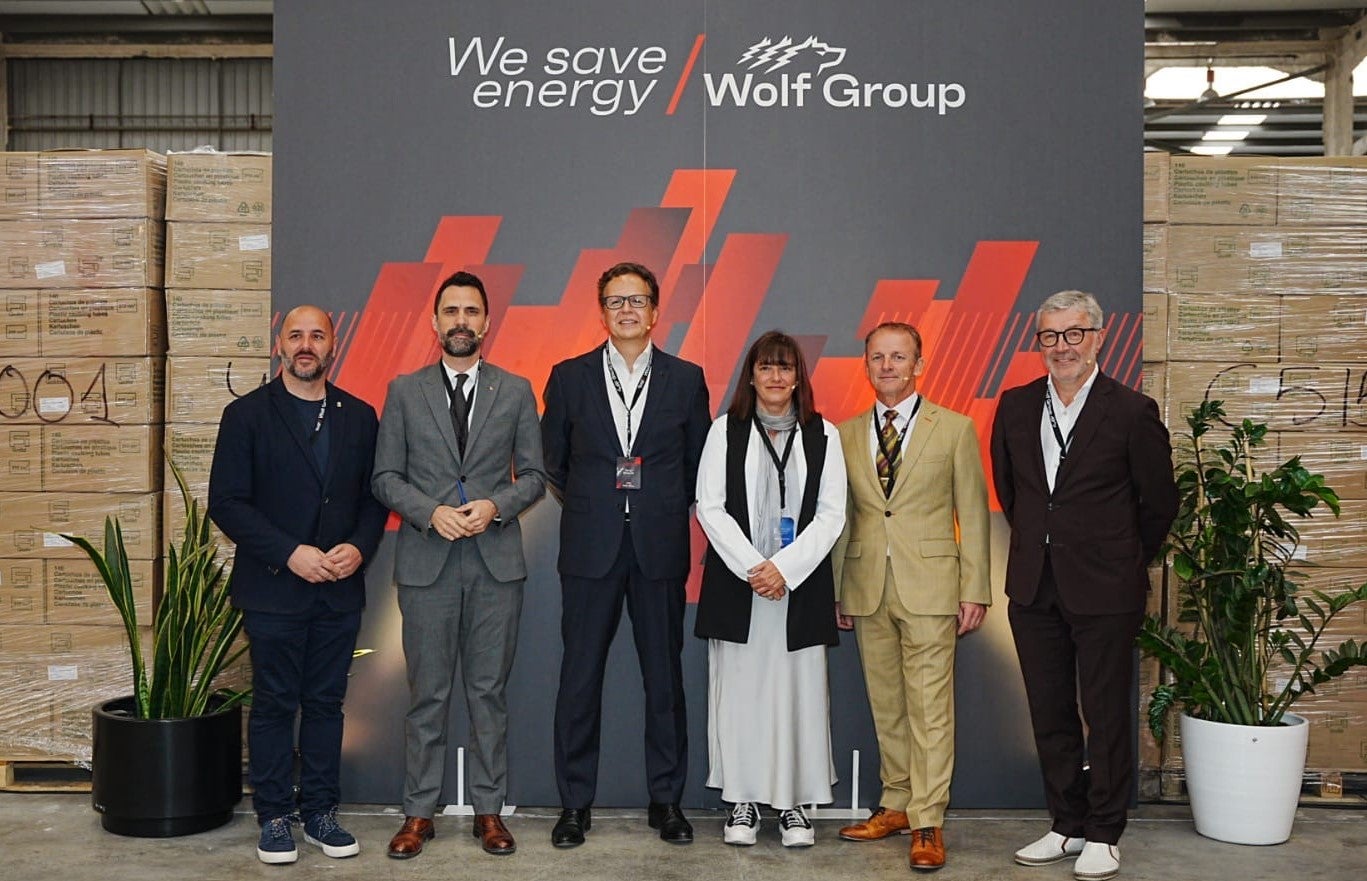 Foto de grup en la inauguració de la nova planta de Wolf Group a Gavà / ACN