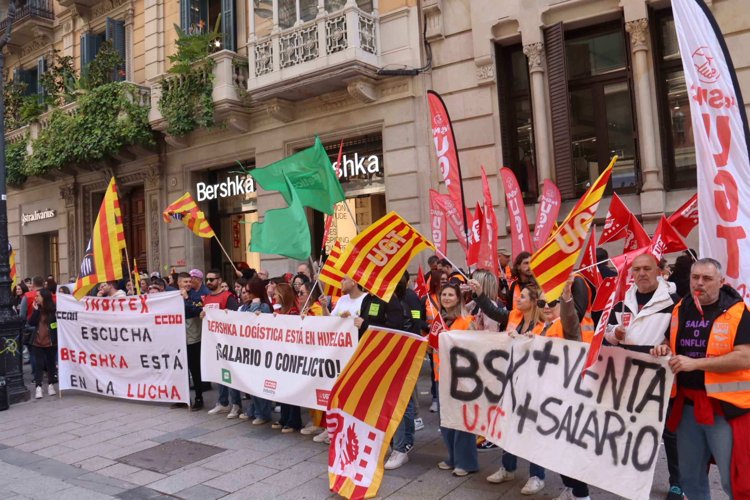 120 treballadors del centre logístic de Bershka a Todera protesten davant de la botiga de la marca al Portal de l'Àngel de Barcelona / ACN (Aina Martí)