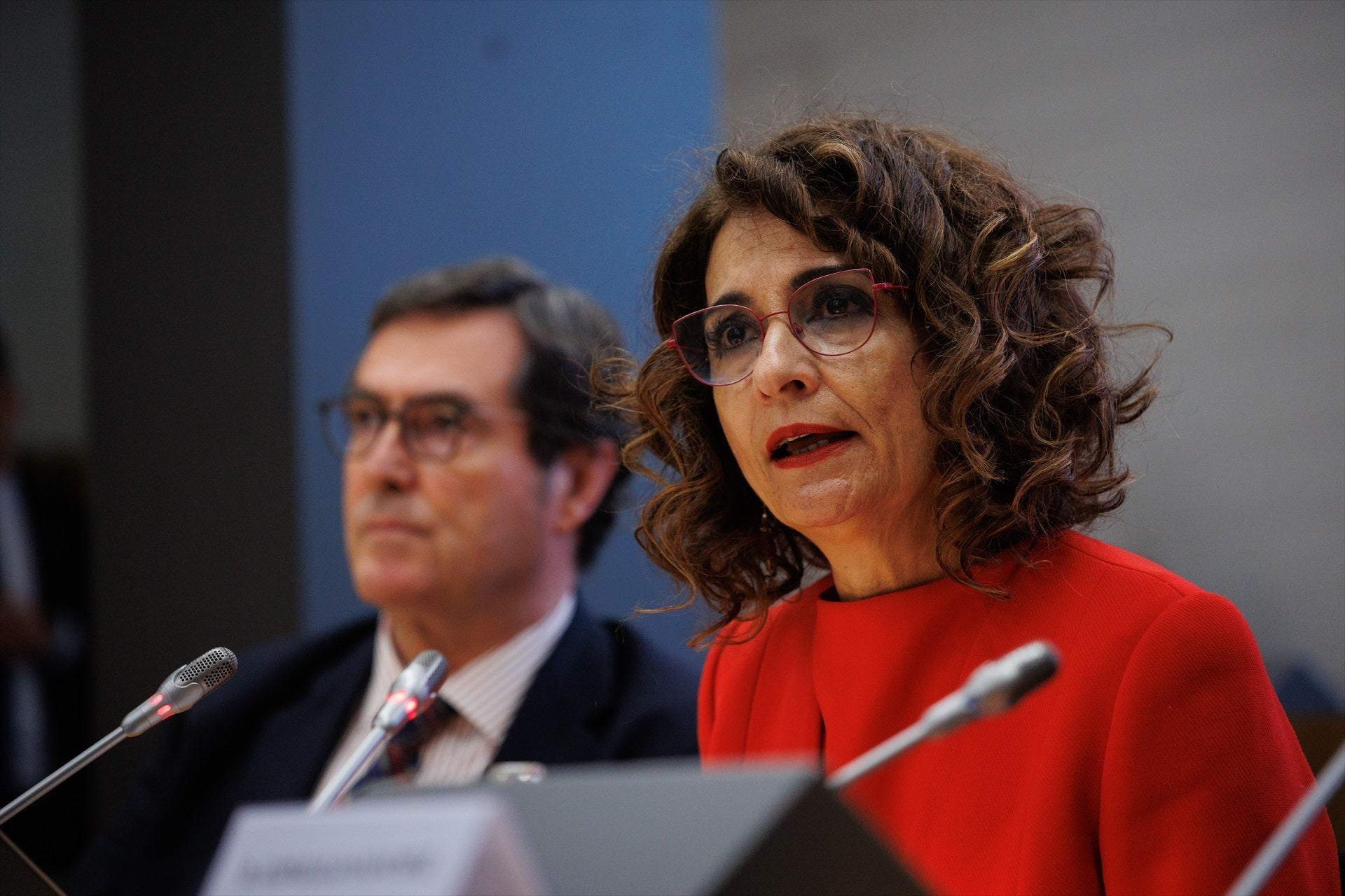 La vicepresidenta primera del govern espanyol i ministra d'Hisenda, Maria Jesús Montero, amb el president de la patronal CEOE, Antonio Garamendi / EP