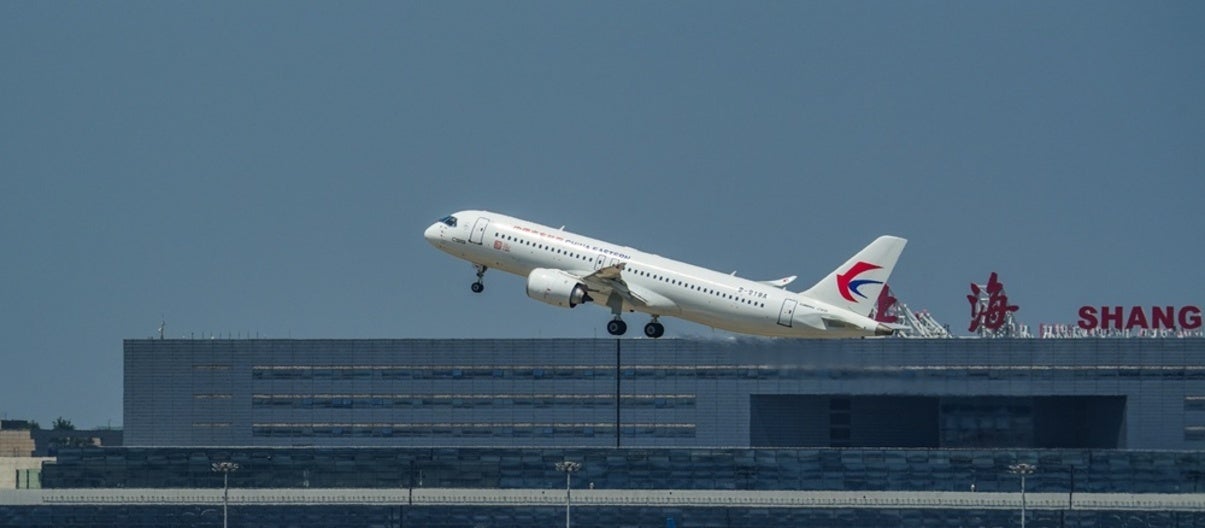 Un avió de Comac enlairant-se des de l'aeroport de Shanghai / EP