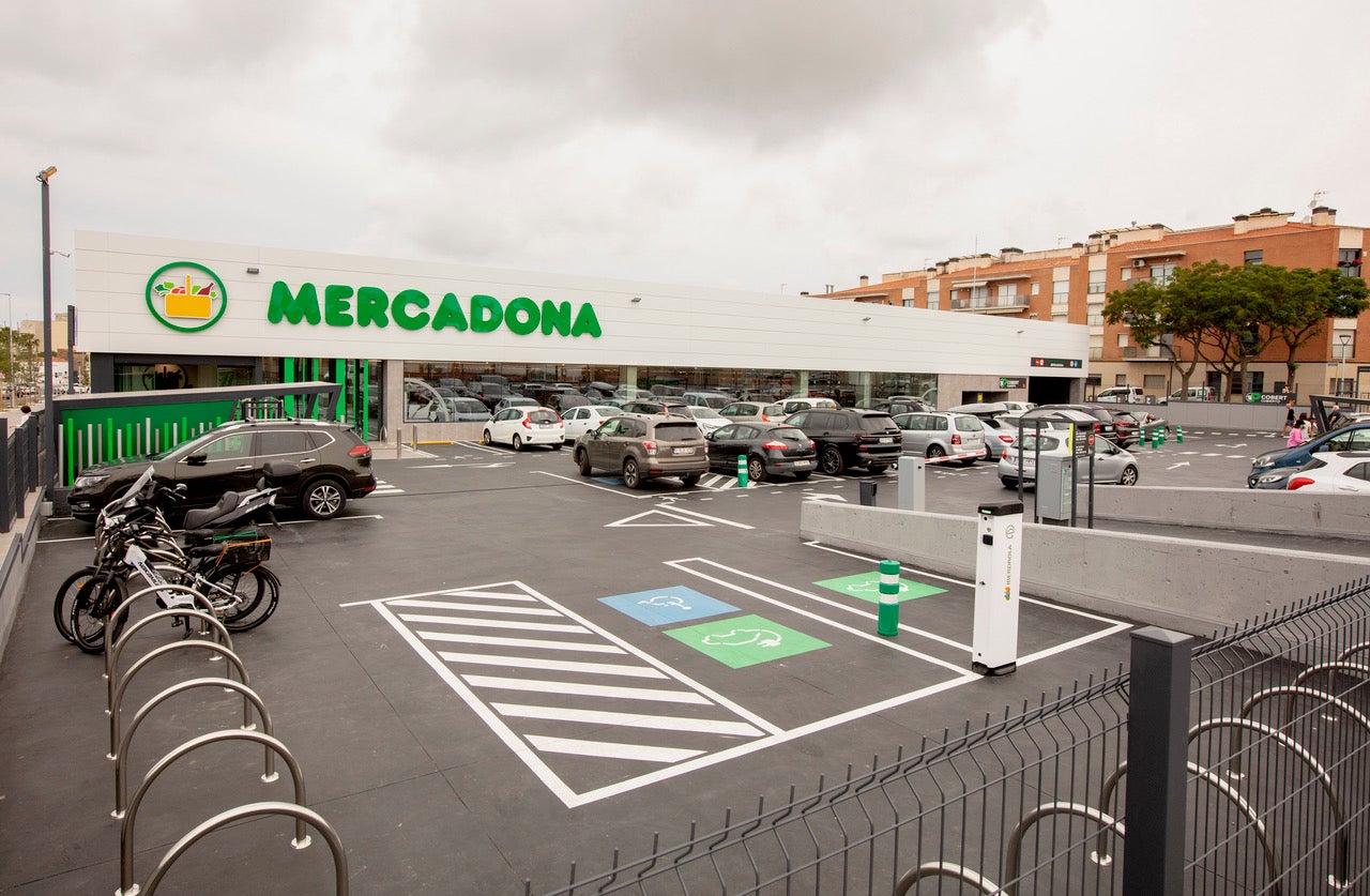 Exterior del nou supermercat eficient Mercadona a Cambrils / Mercadona