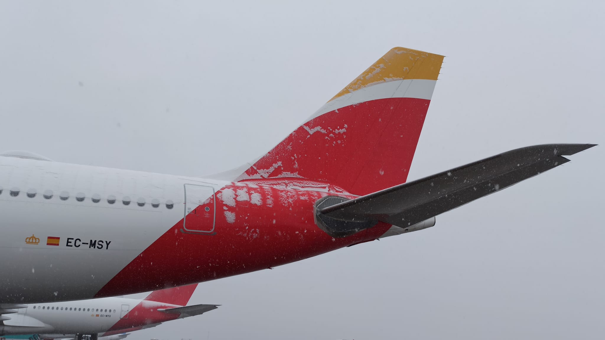 Pla detall de la cua d'un avió d'Iberia a l'aeroport de Barajas enmig de la borrasca Filomena l'11 de gener del 2021 (Horitzontal)