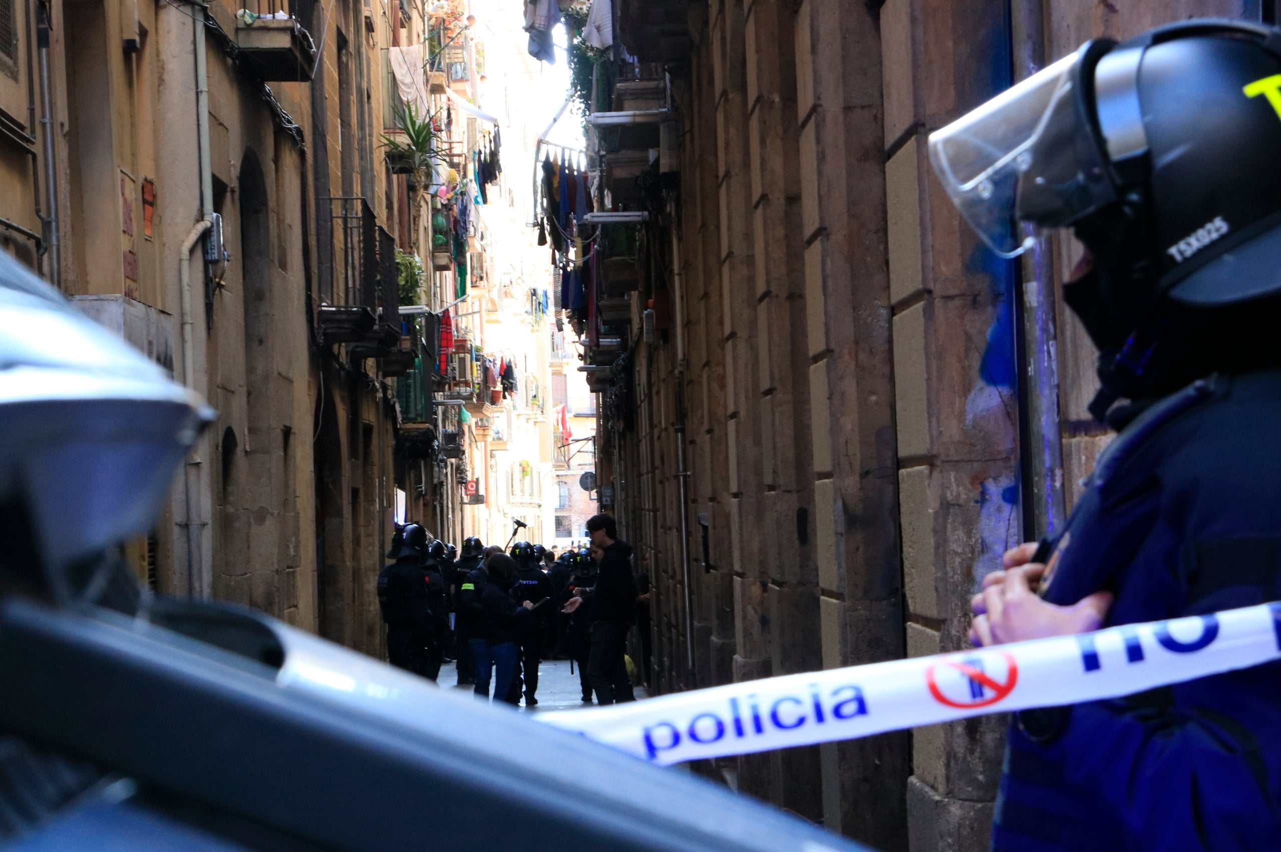 Els Mossos en un dispositiu de desnonament a Barcelona / ACN