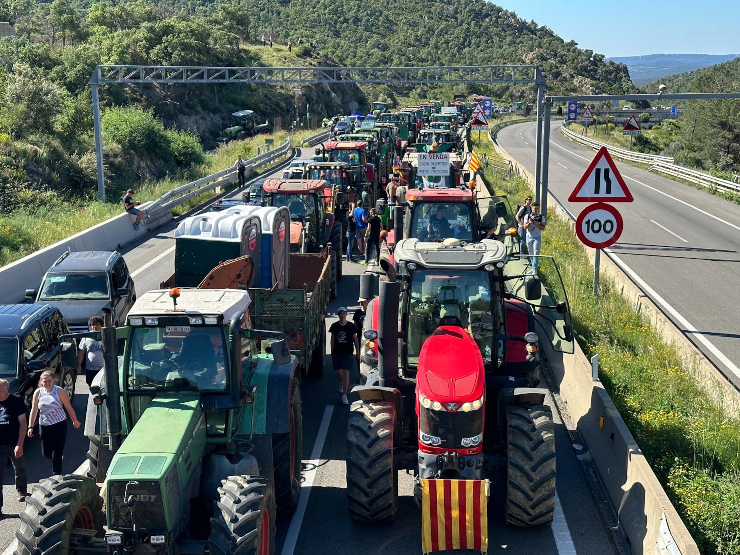 Diversos tractors tallen l'AP-7 a la Jonquera / ACN