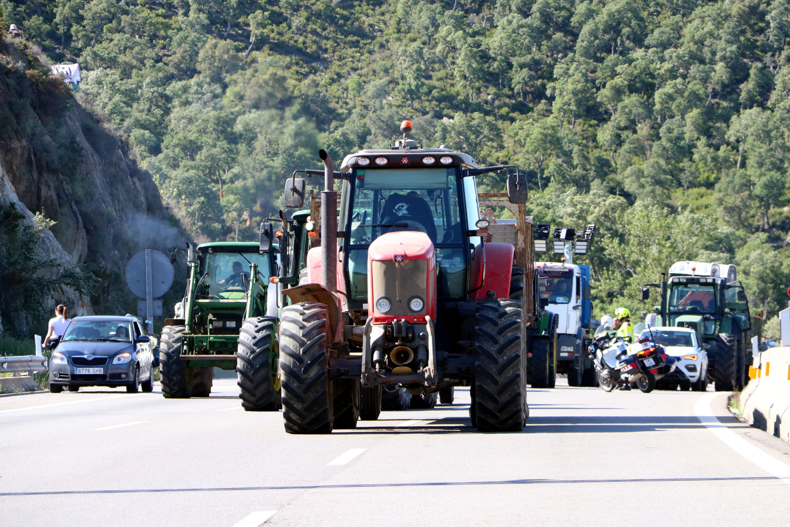 Els tractors arribant al punt del tall / ACN