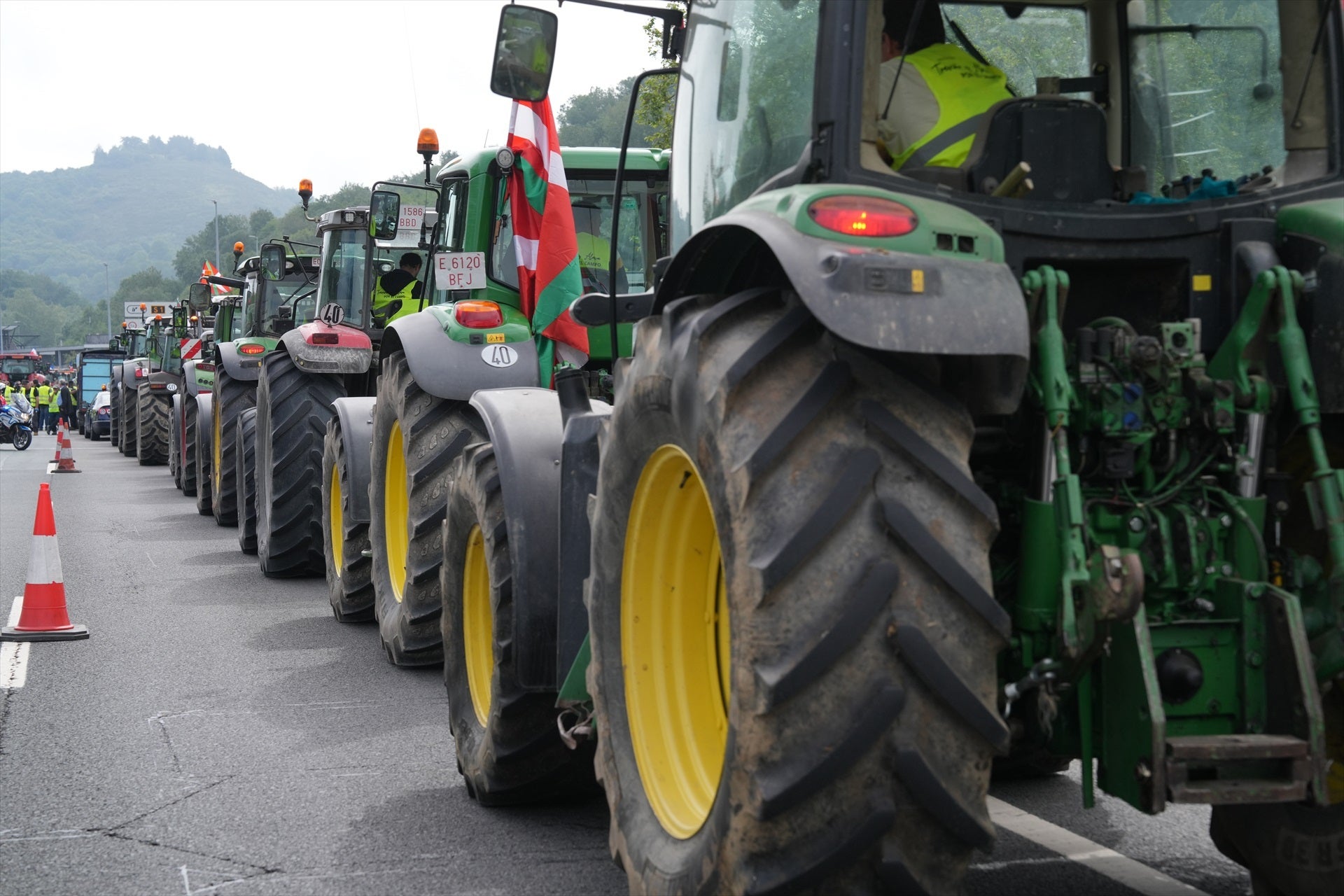 Imatge dels tractors bloquejant el pas fronterer de Bibriatou / Unanue - Europa Press
