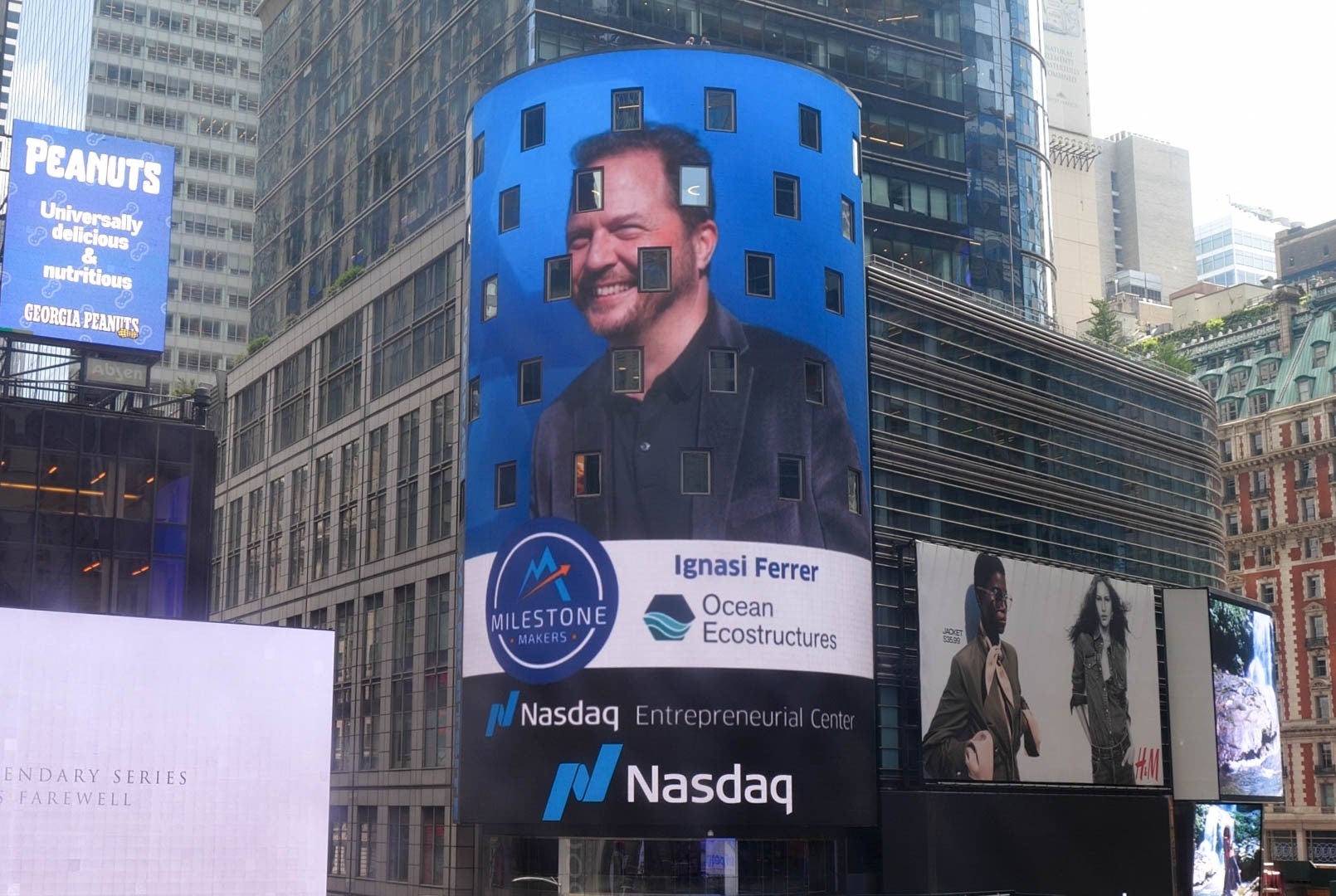 Imatge del CEO i fundador d'Ocean Ecostructures, Ignasi Ferrer, en una de les macropantalles de Time Square / Ocean Ecostructures