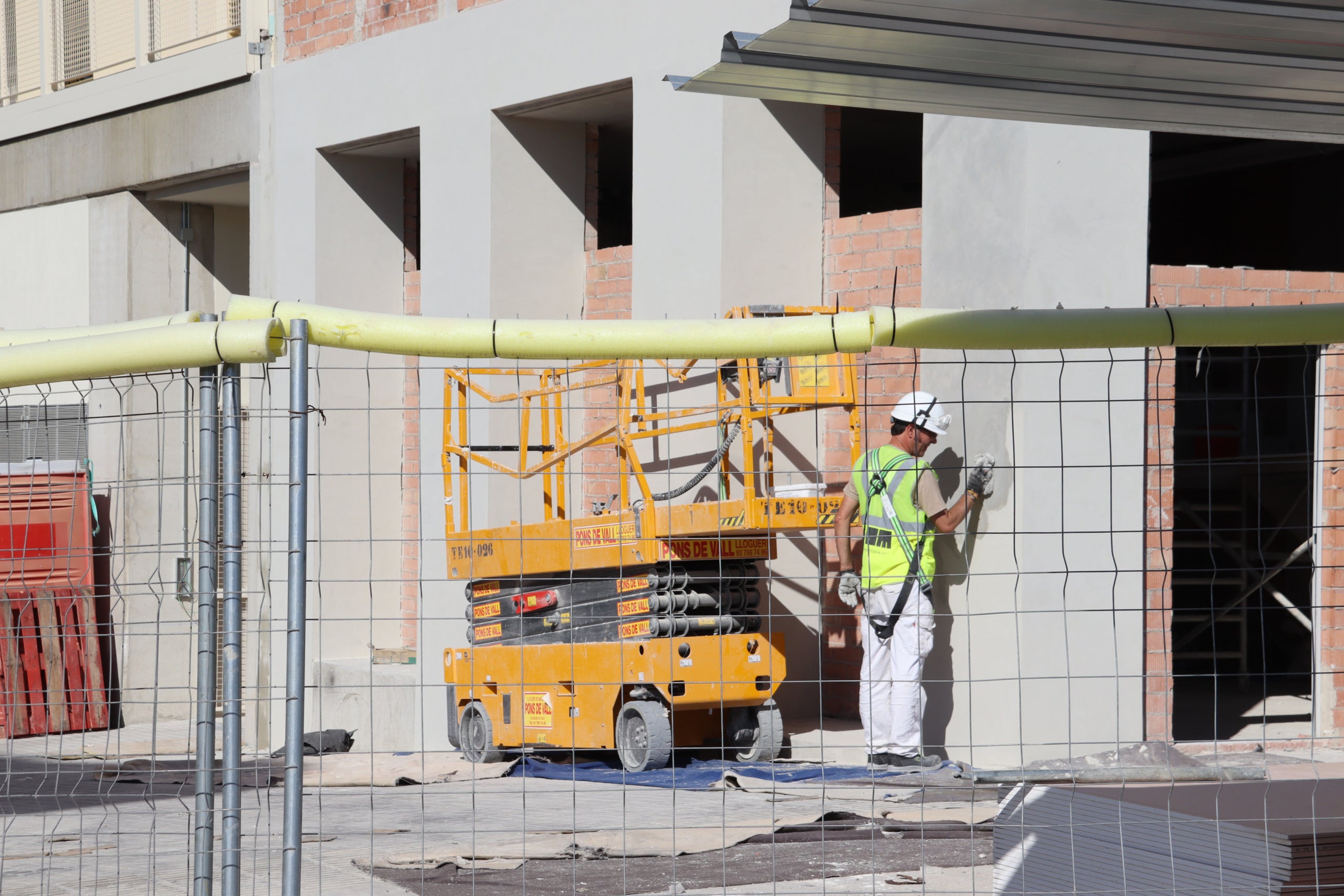 Imatge d'un treballador de la construcció treballant durant els mesos d'estiu / ACN