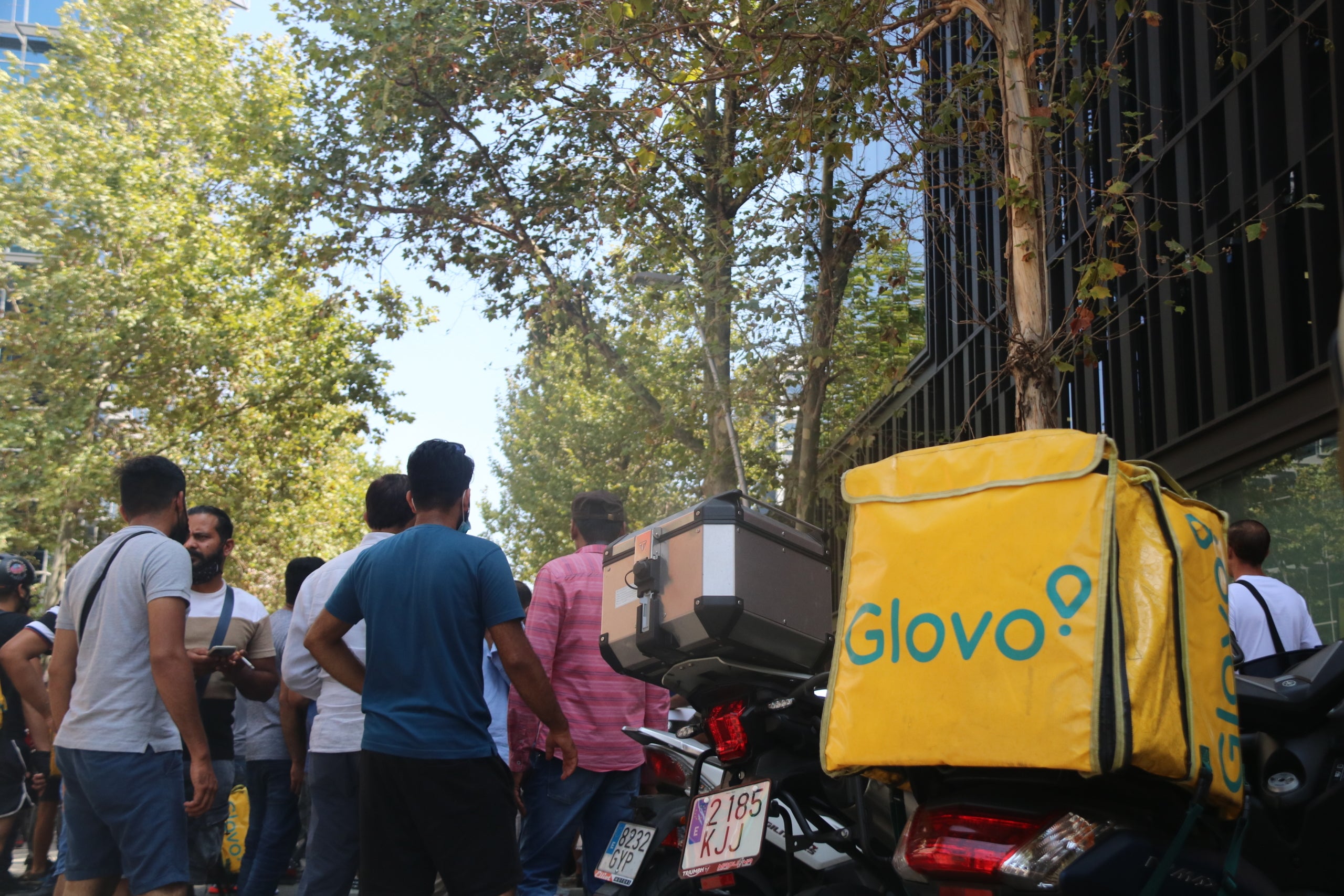Pla obert d'una motxilla de Glovo davant la seu de l'empresa, situada al barri del Poblenou de Barcelona, on aquest dilluns s'han manifestat més d'un centenar de 'riders'. Imatge del 16 d'agost de 2021. (Horitzontal)