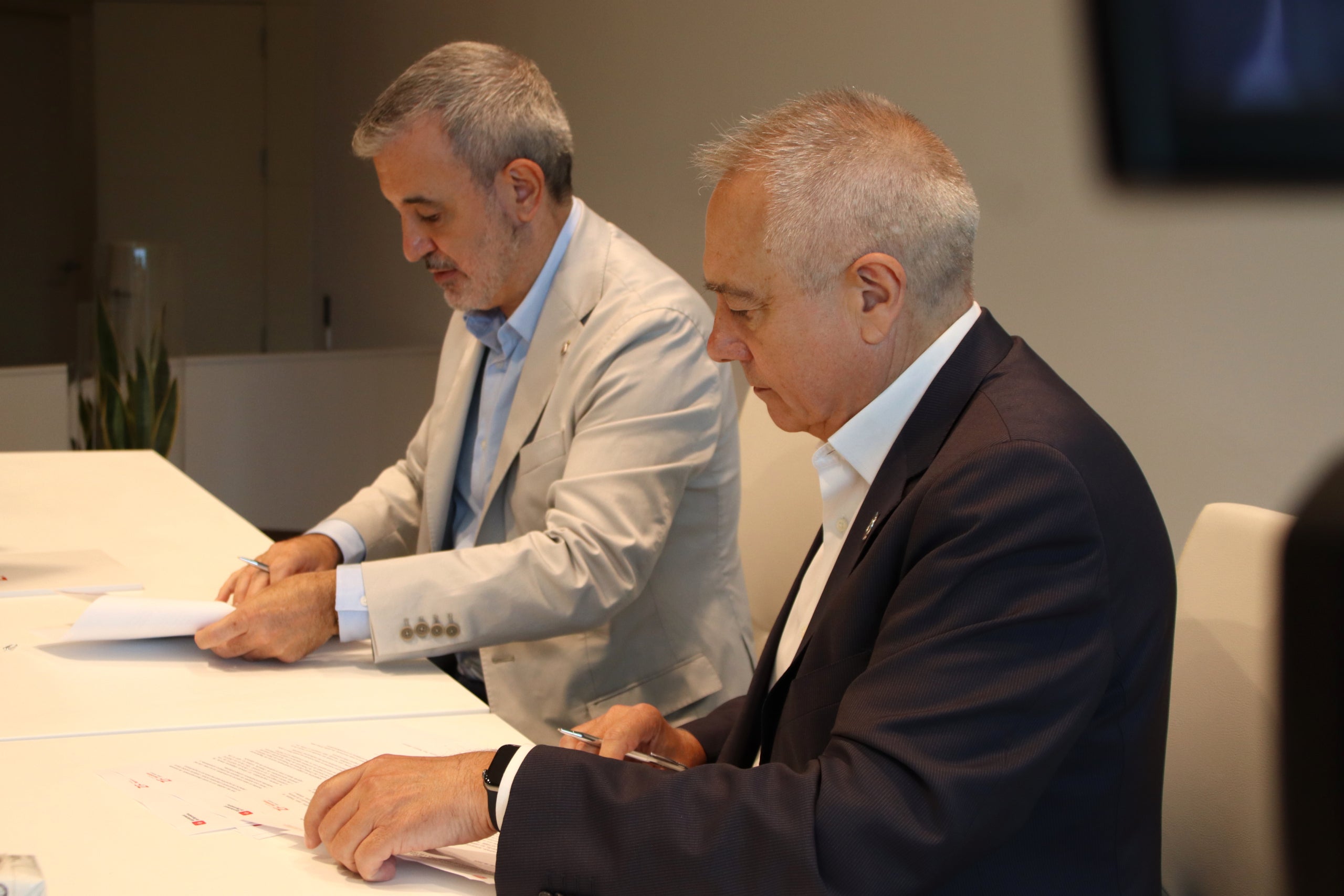 Jaume Collboni y Pere Navarro firman el acuerdo al Consorcio de la Zona franca de Barcelona / ACN (Aina Martí)