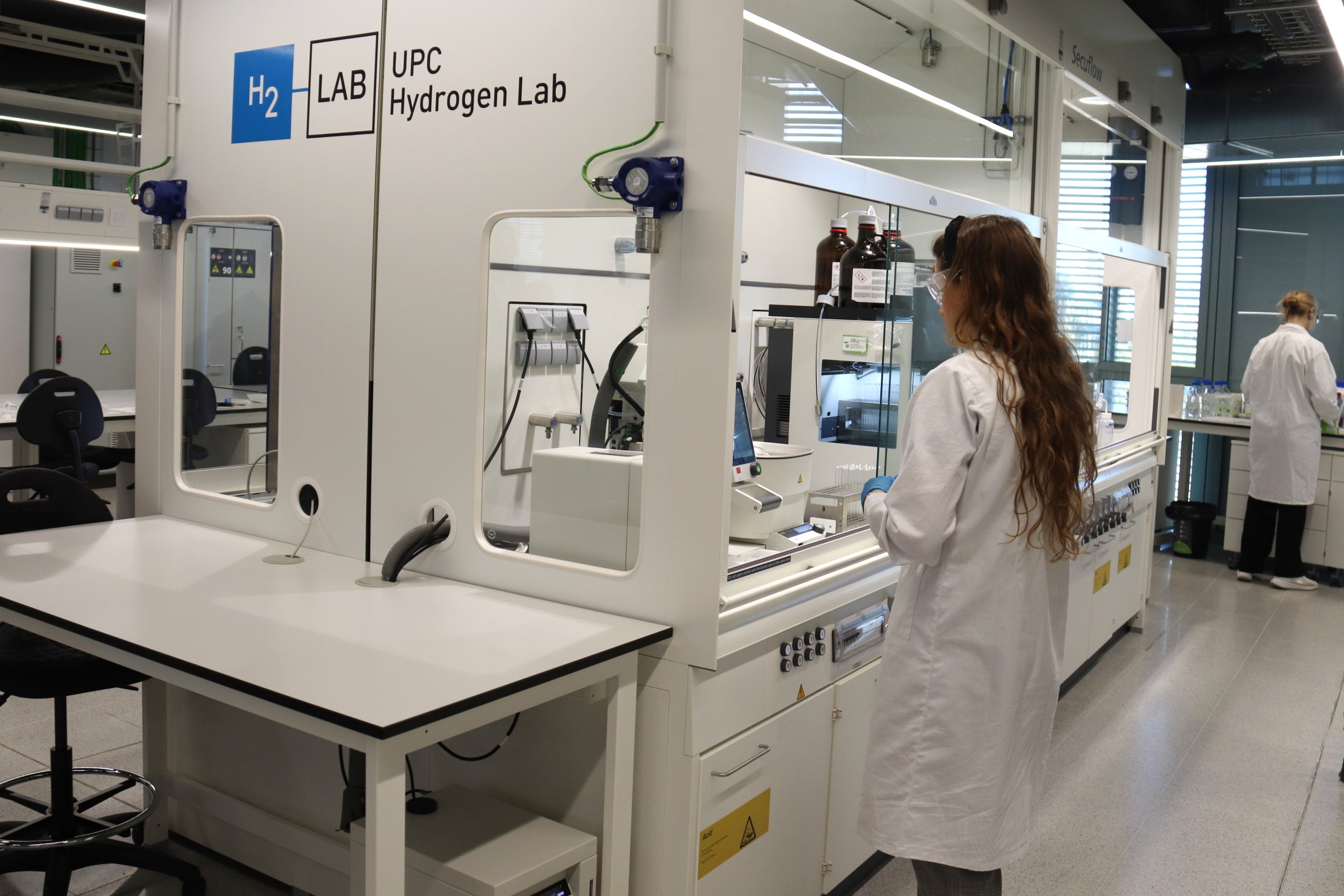 Imatge d'una investigadora al laboratori d'Hidrogen de la UPC / ACN