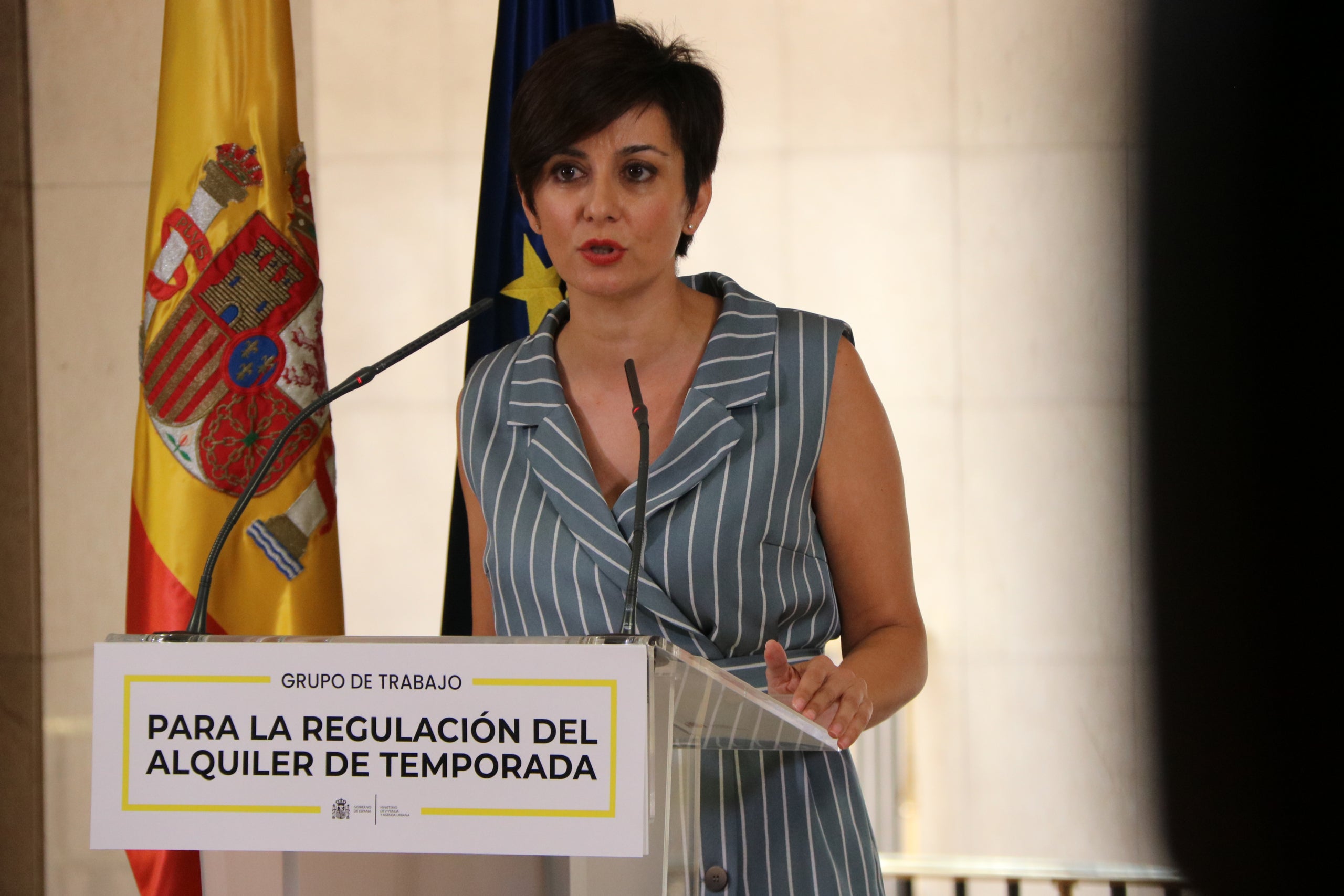 La ministra Isabel Rodríguez atén els mitjans després de la reunió del grup de treball / Miquel Vera (ACN)