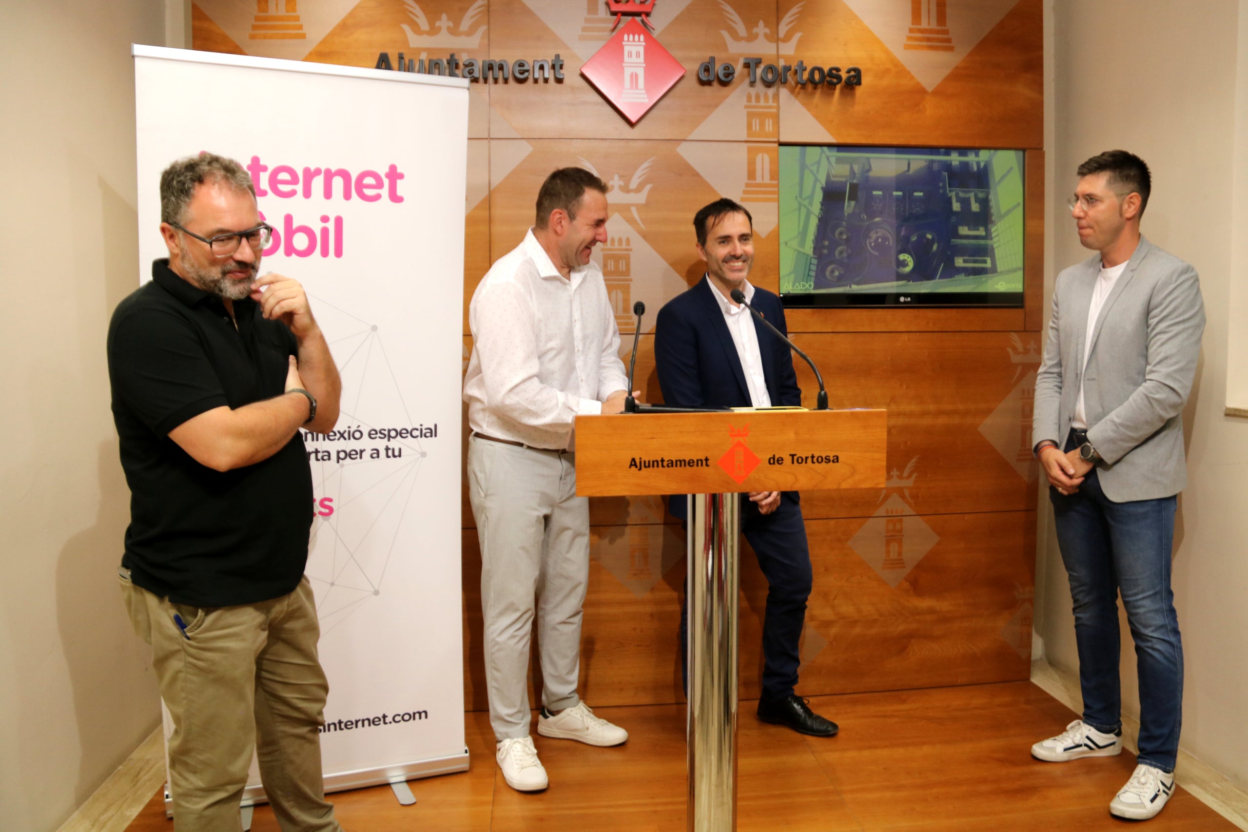 L'alcalde de Tortosa, Jordi Jordan, amb els representants d'Eacom i Eports i el responsable del grup Alado que ha dissenyat la nova seu logística del grup a la ciutat / Anna Ferràs / ACN