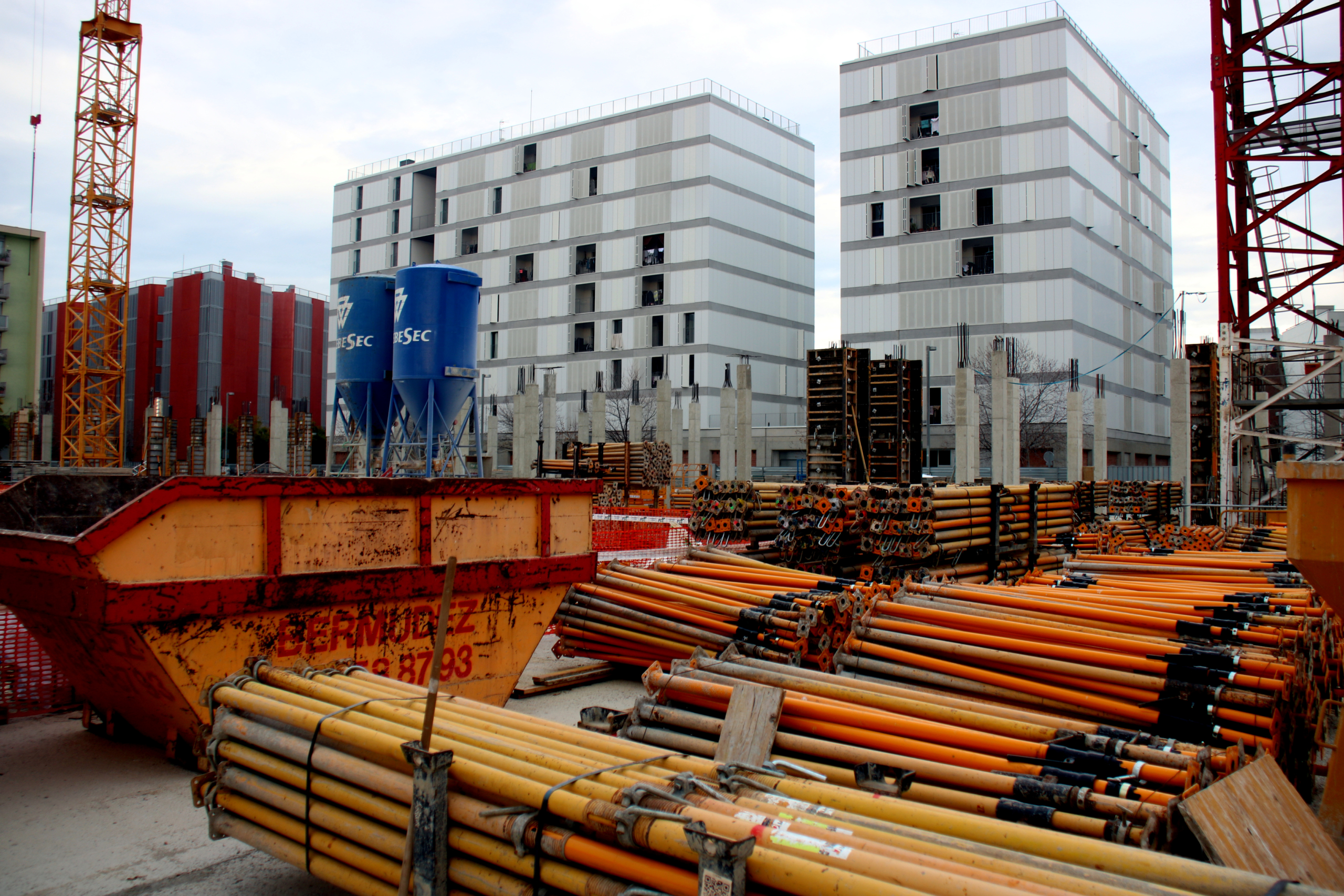 Imatge d'un bloc d'habitatges en construcció a la Marina del Prat Vermell, a Barcelona / ACN