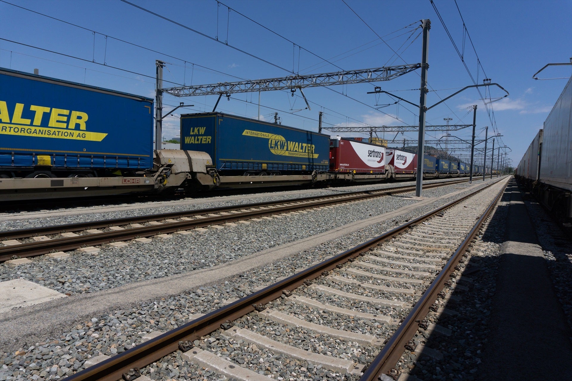 Imagen de un tren de mercancías circulante por una Autopista Ferroviaria / ADIF
