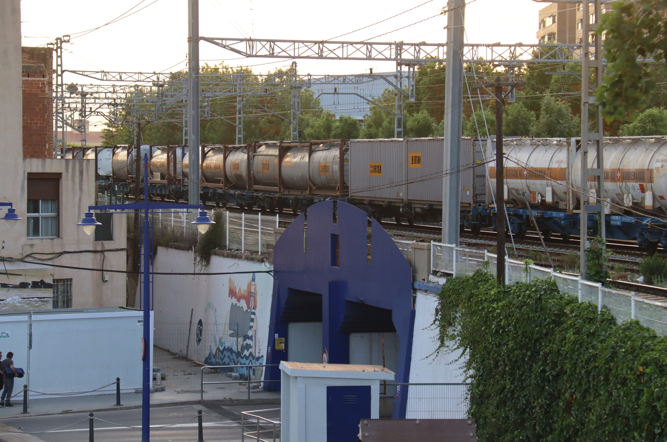 Imatge d'un tren de mercaderies circulant pel bell mig del barri del Serrallo, on també circulen els trens de Rodalies / ACN