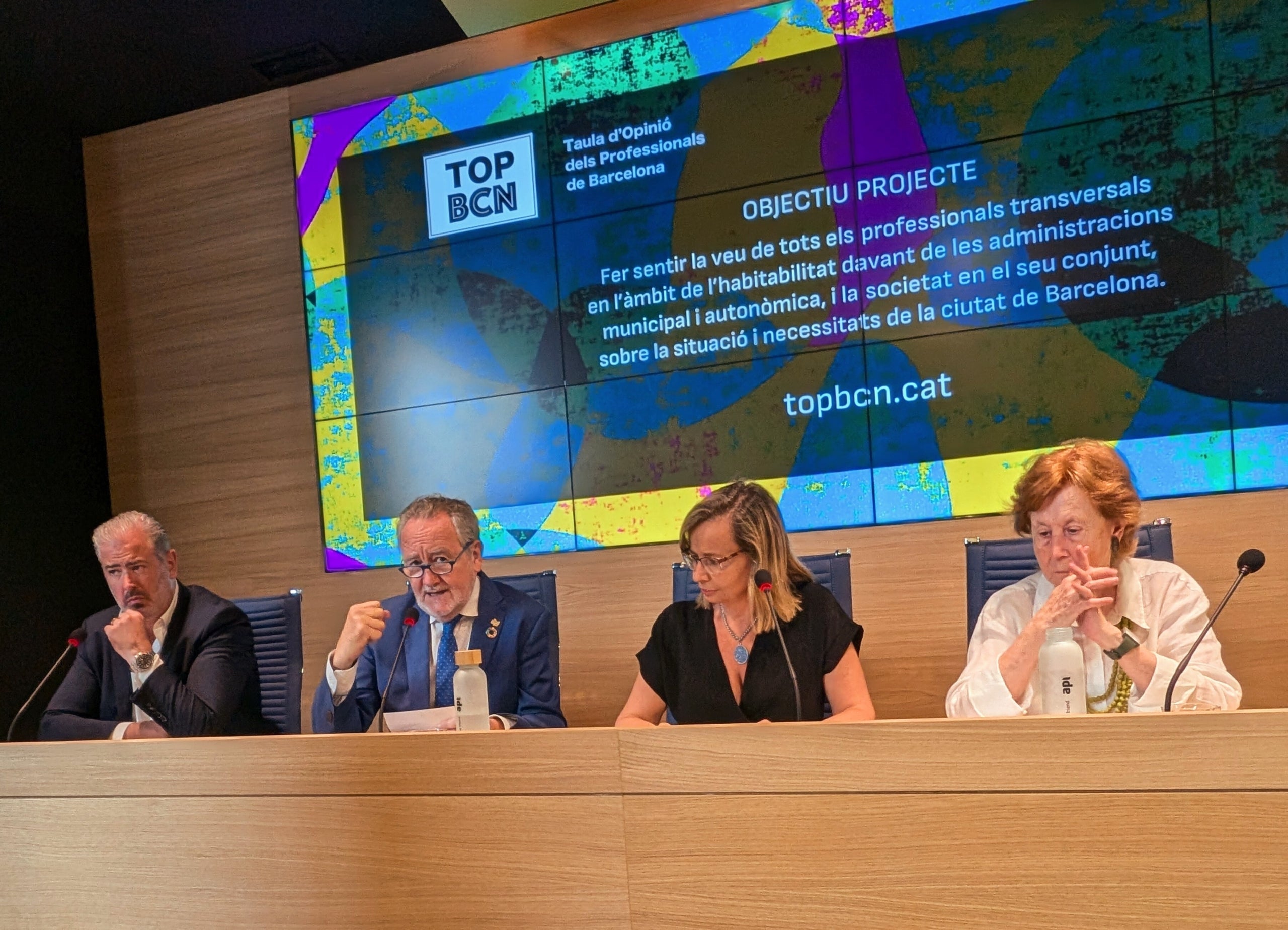 Vicenç Hernández Reche, president de l'AIC; Gerard Duelo Ferrer, president del COAPI de Barcelona; Anna Puigdevall, directora general de l'AIC; i Carme Trilla, presidenta de la Fundació Hàbitat3 / COAPI