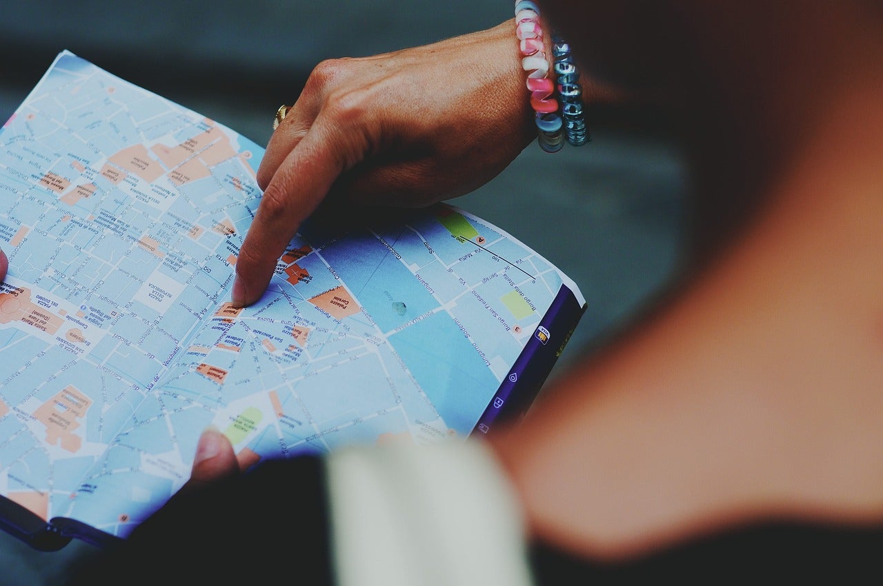 Un turista assenyalant un punt d'un mapa / Pixabay