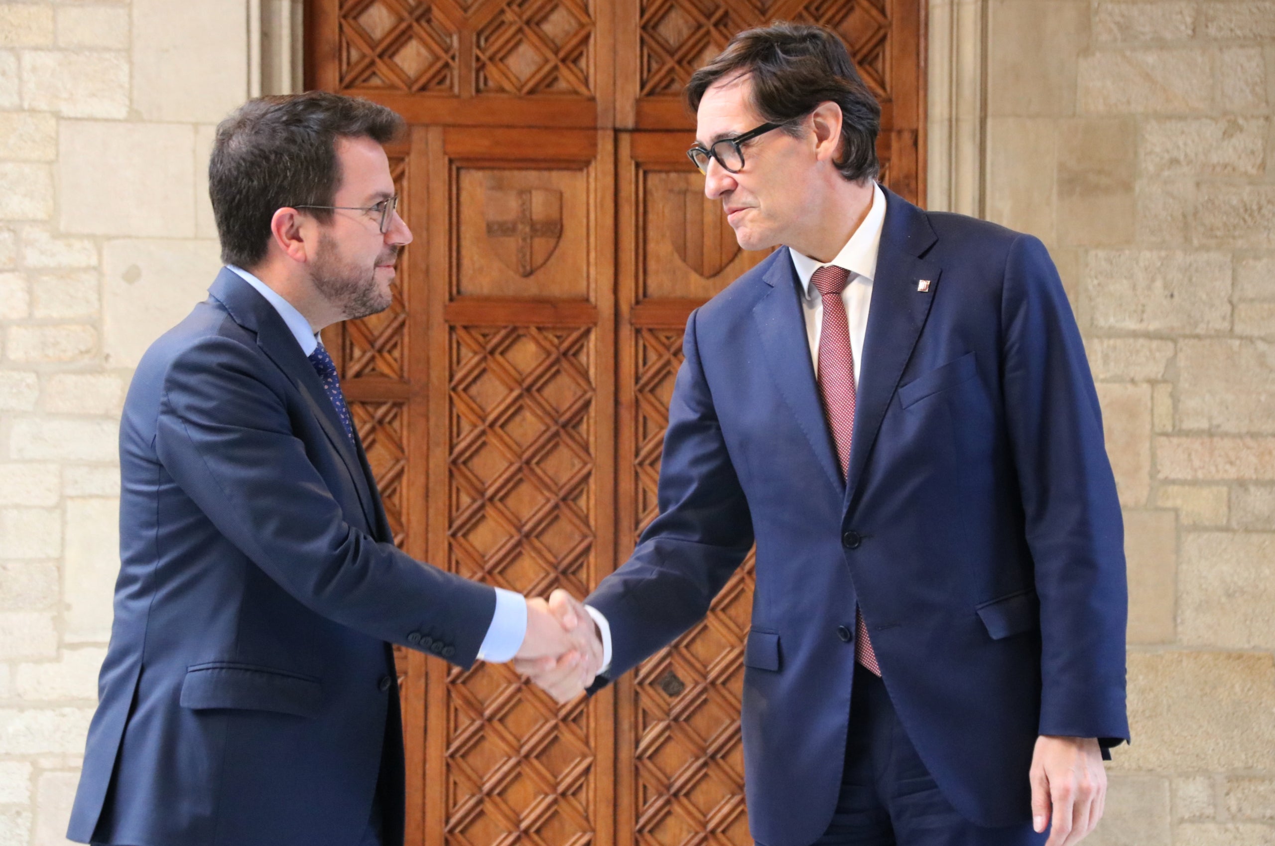 El president del Govern en funcions, Pere Aragonès, i el futur president de la Generalitat, Salvador Illa / ACN