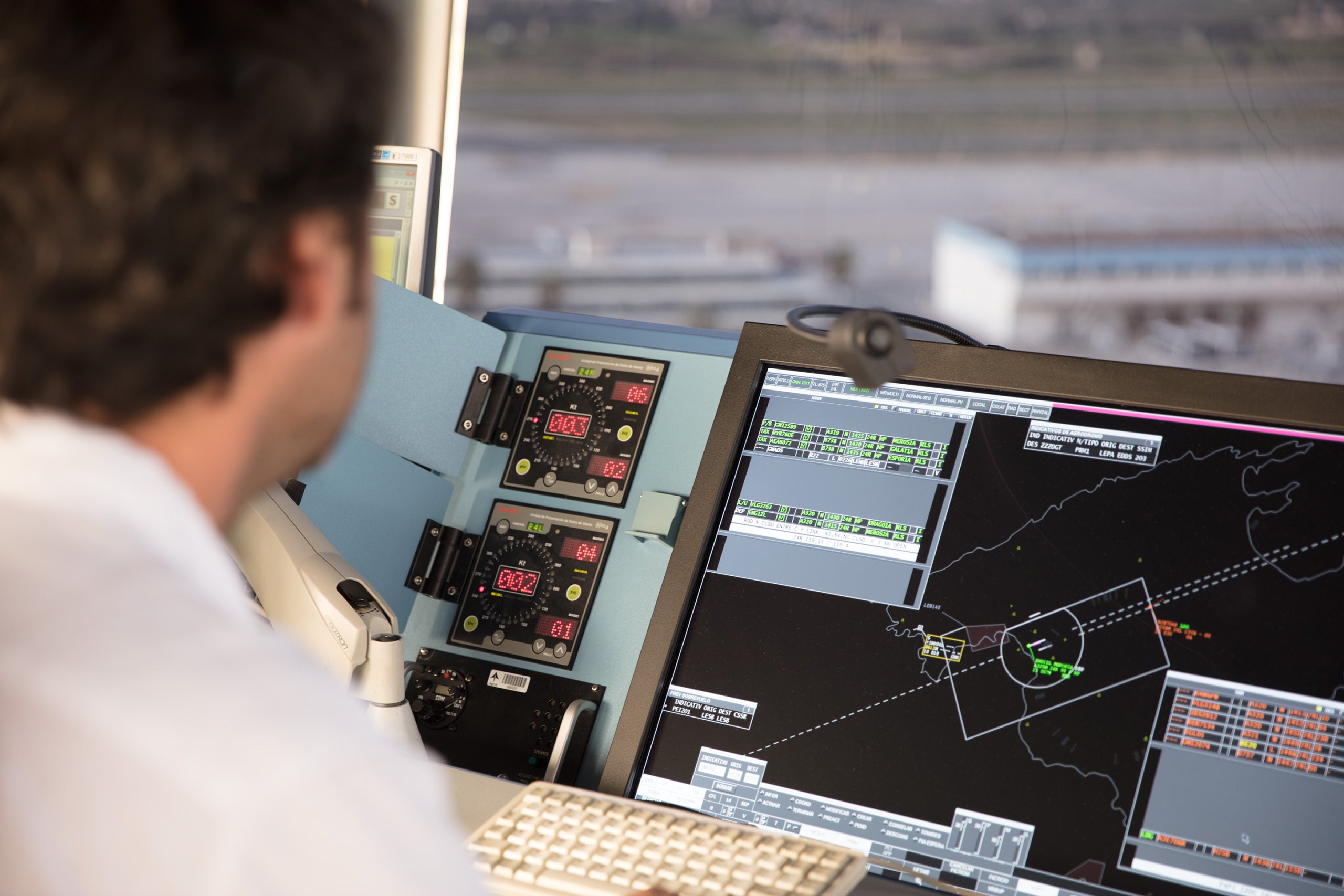 Un controlador aeri d'Enaire en una torre de control (Horitzontal).