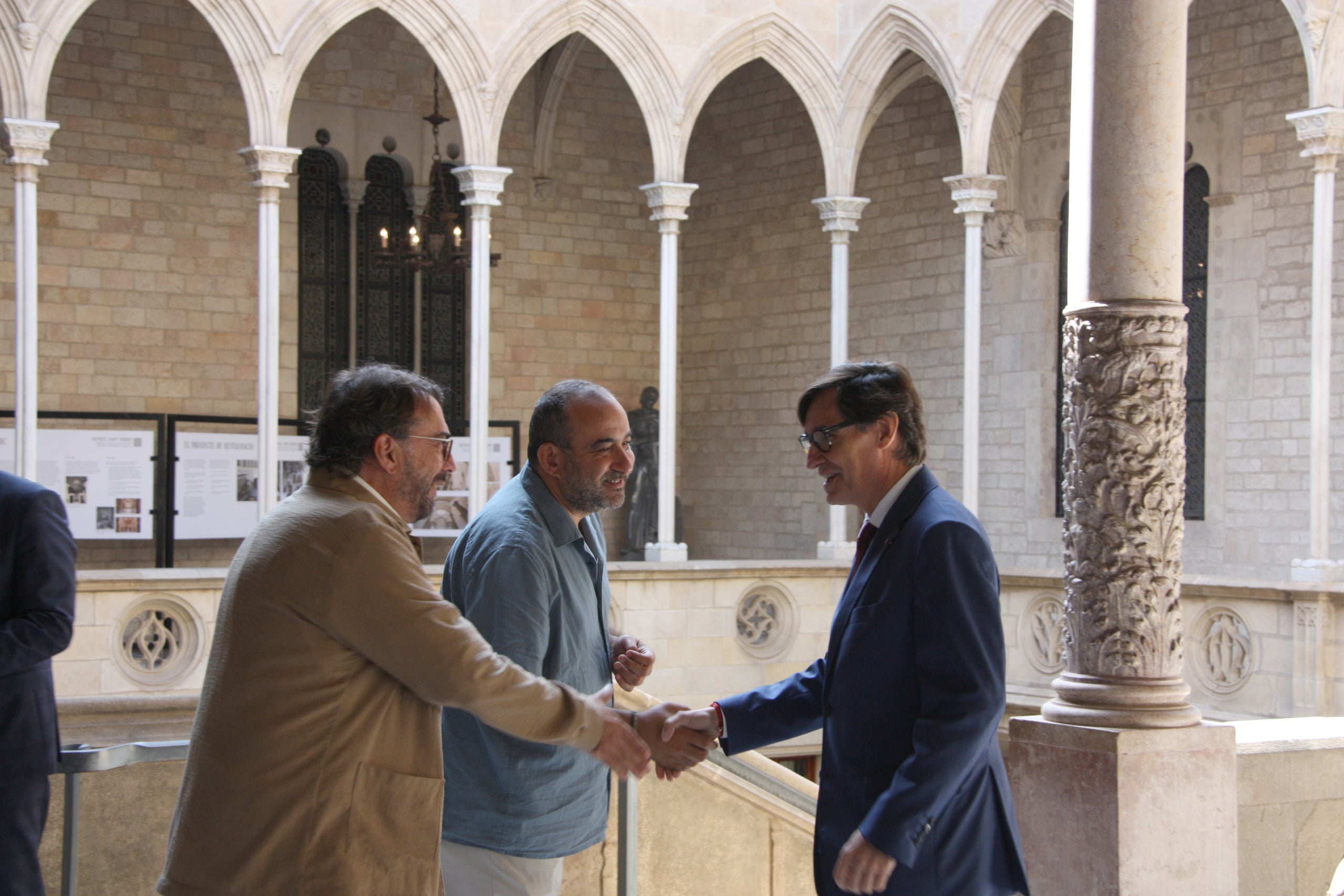 Els líders d'UGT i CCOO, Javier Pacheco i Camil Ros, saludant el president de la Generalitat Salvador Illa / ACN