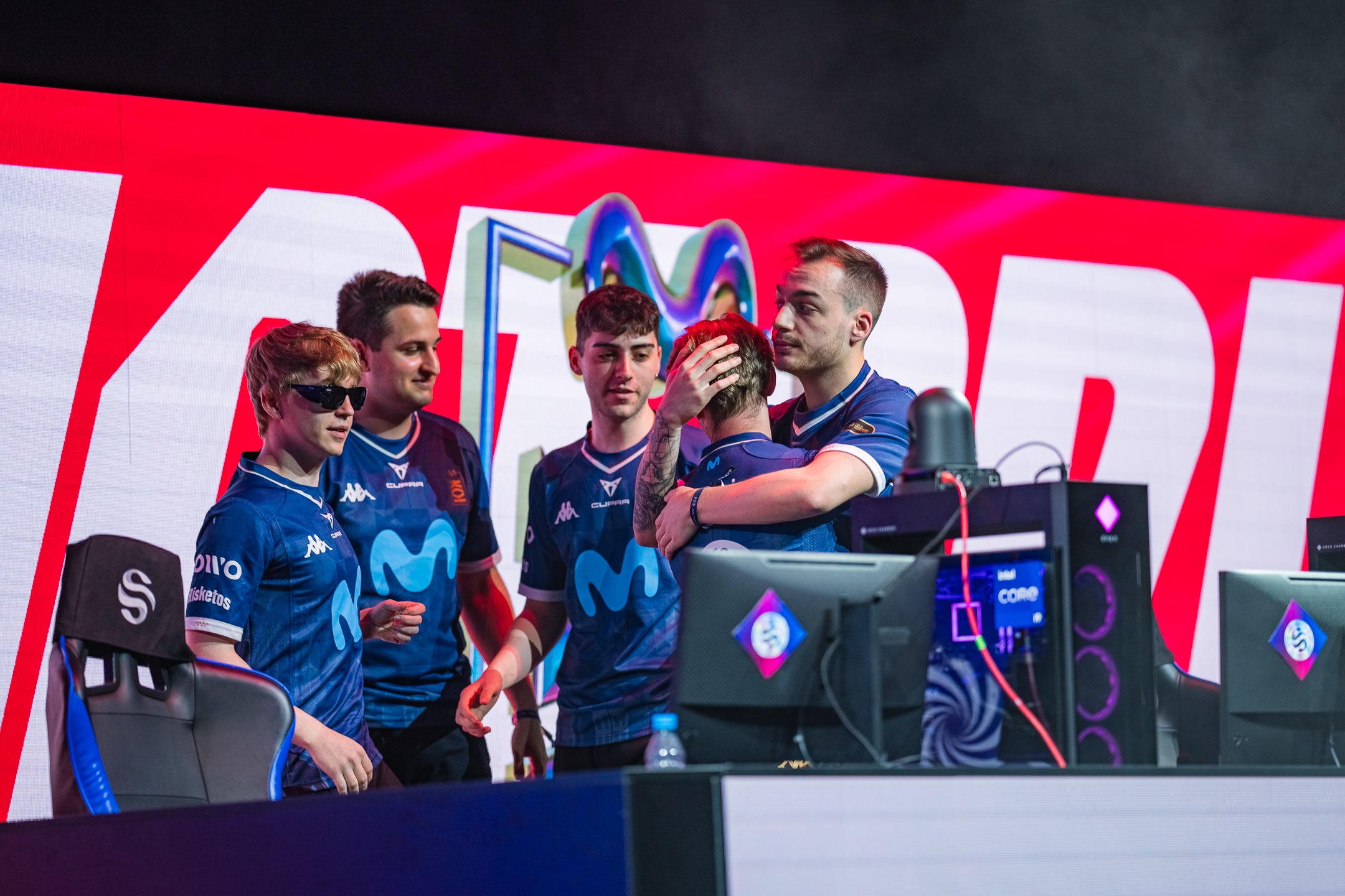 Els jugadors de Movistar KOI de League of Legends després de guanyar un partit / LVP