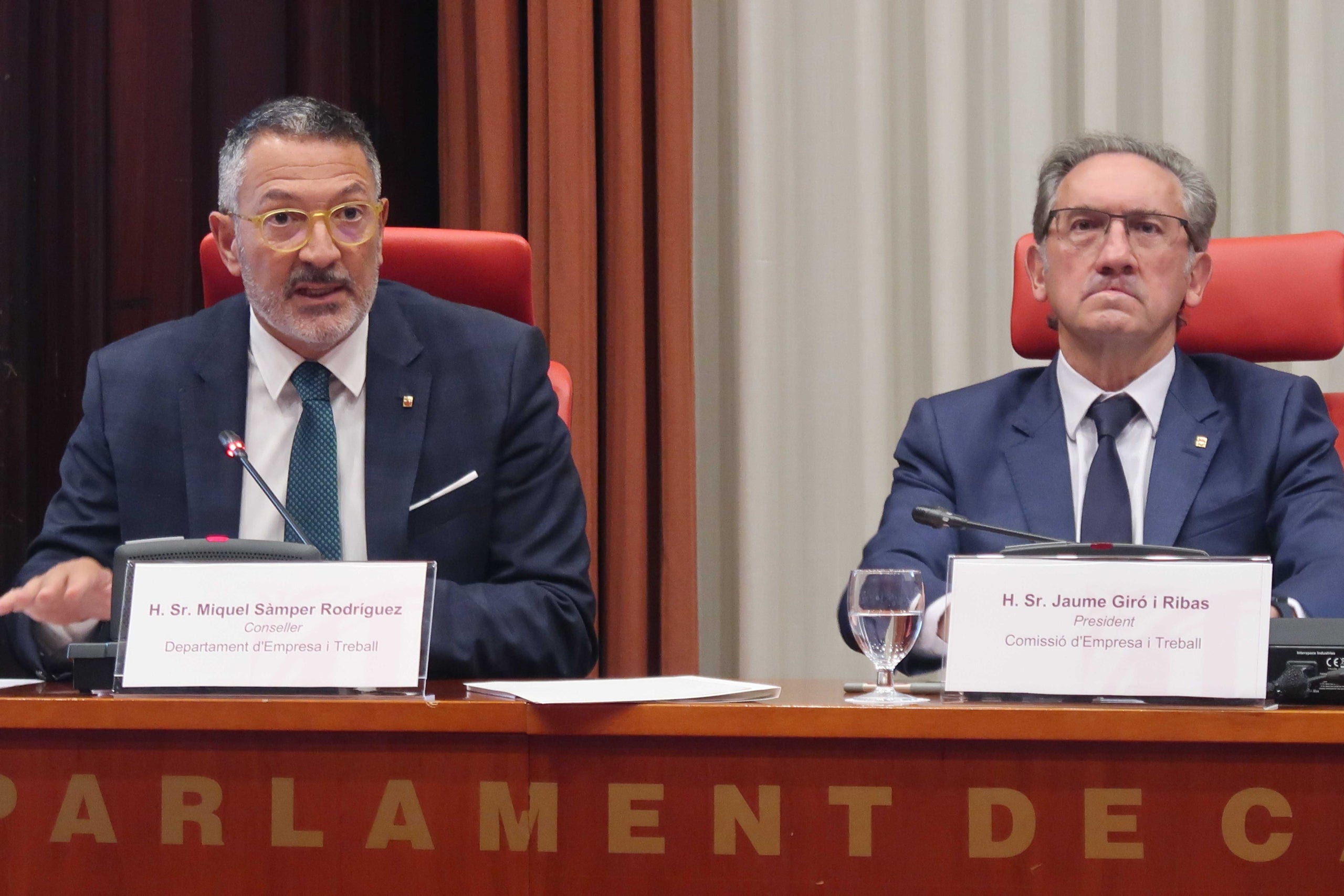 El conseller d'Empresa i Treball, Miquel Sàmper, durant una intervenció al Parlament, al costat de l'exconseller d'Economia Jaume Giró / ACN