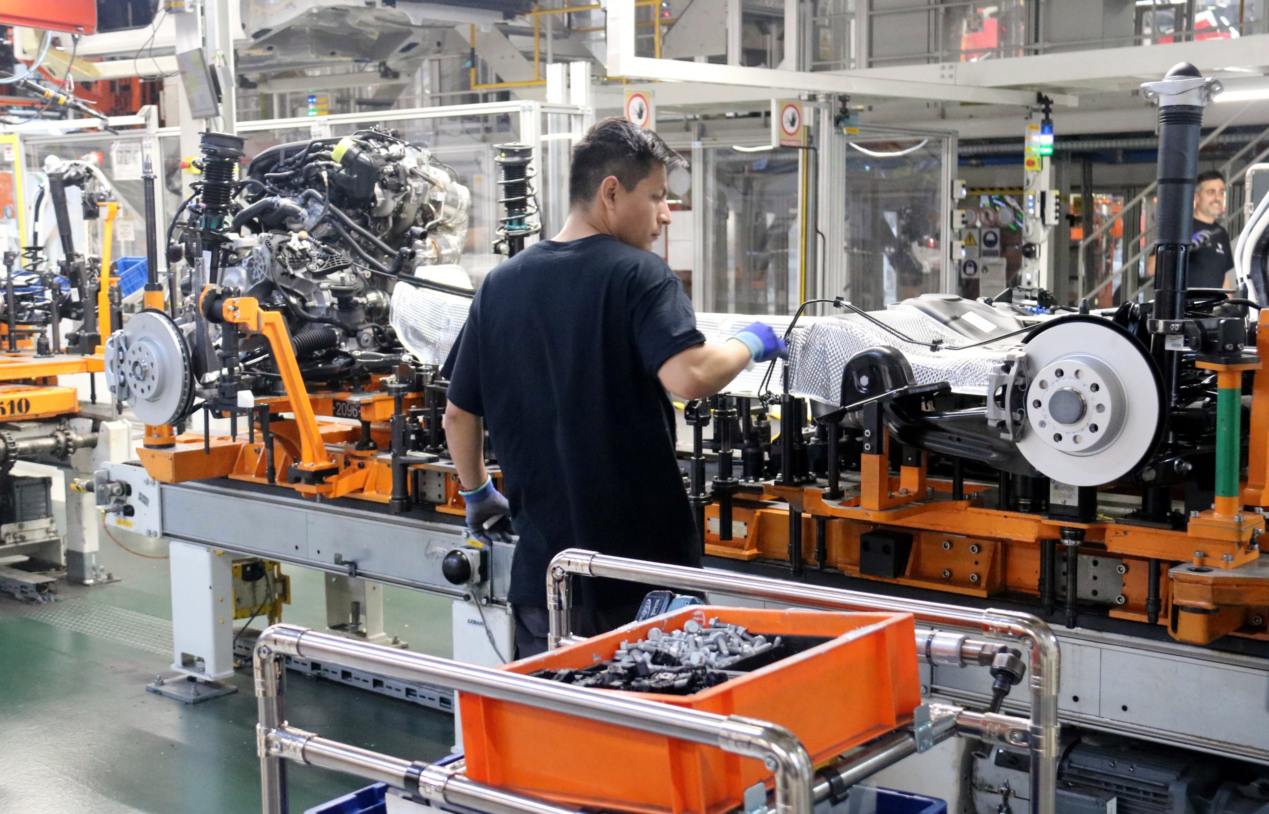 Un operari treballant a la línia de muntatge a la fàbrica de Seat a Martorell / ACN