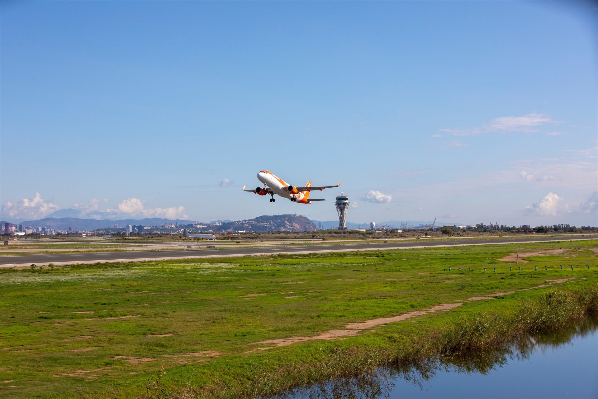 Un avió s'enlaira des de la tercera pista de l'aeroport del Prat / Aena