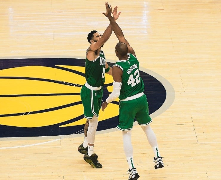 Els jugadors dels Boston Celtics, Jayson Tatum i Al Horford, duran un partit de la temporada 2023-24 / Boston Celtics