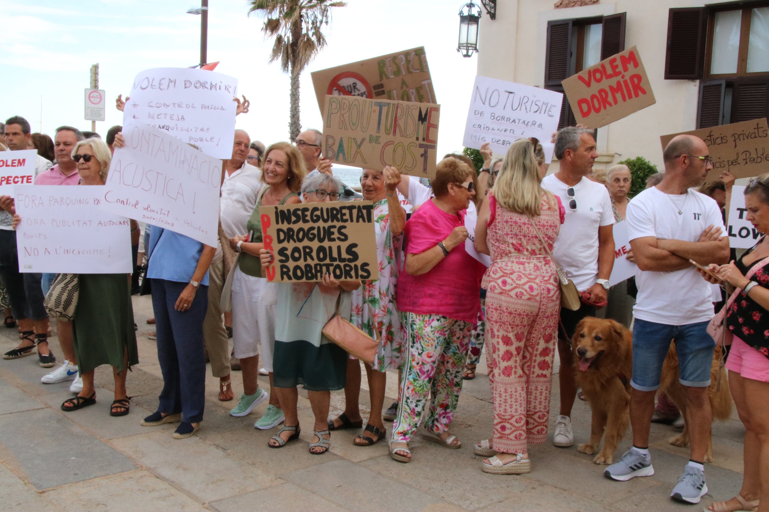 Prop de mig miler de veïns i veïnes de Lloret de Mar, congregats davant l'ajuntament contra l'incivisme / Ariadna Reche (ACN)