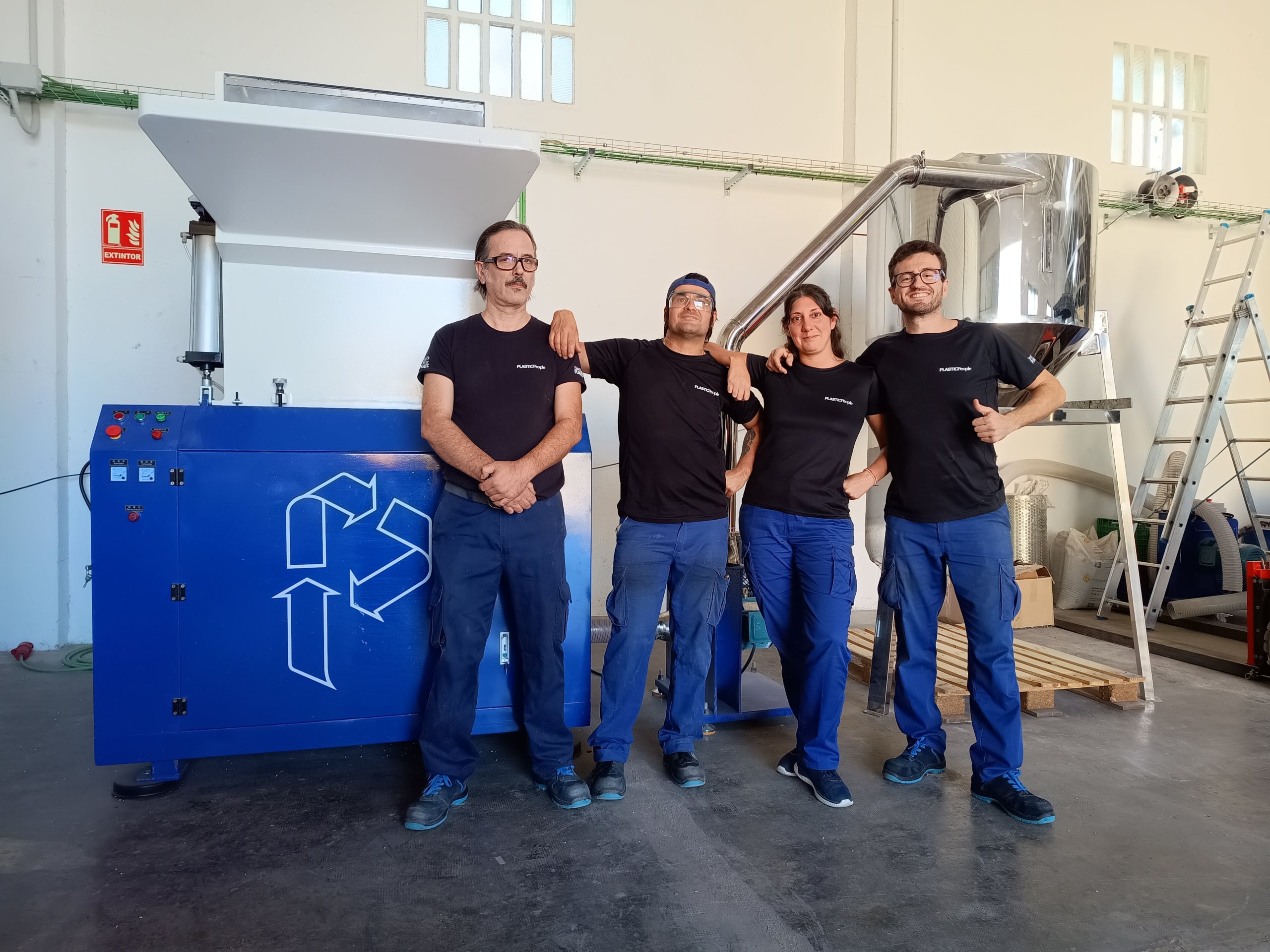 El CEO i fundador de PlasticPeople, Nèstor Catalán, juntament amb els seus treballadors / PlasticPeople