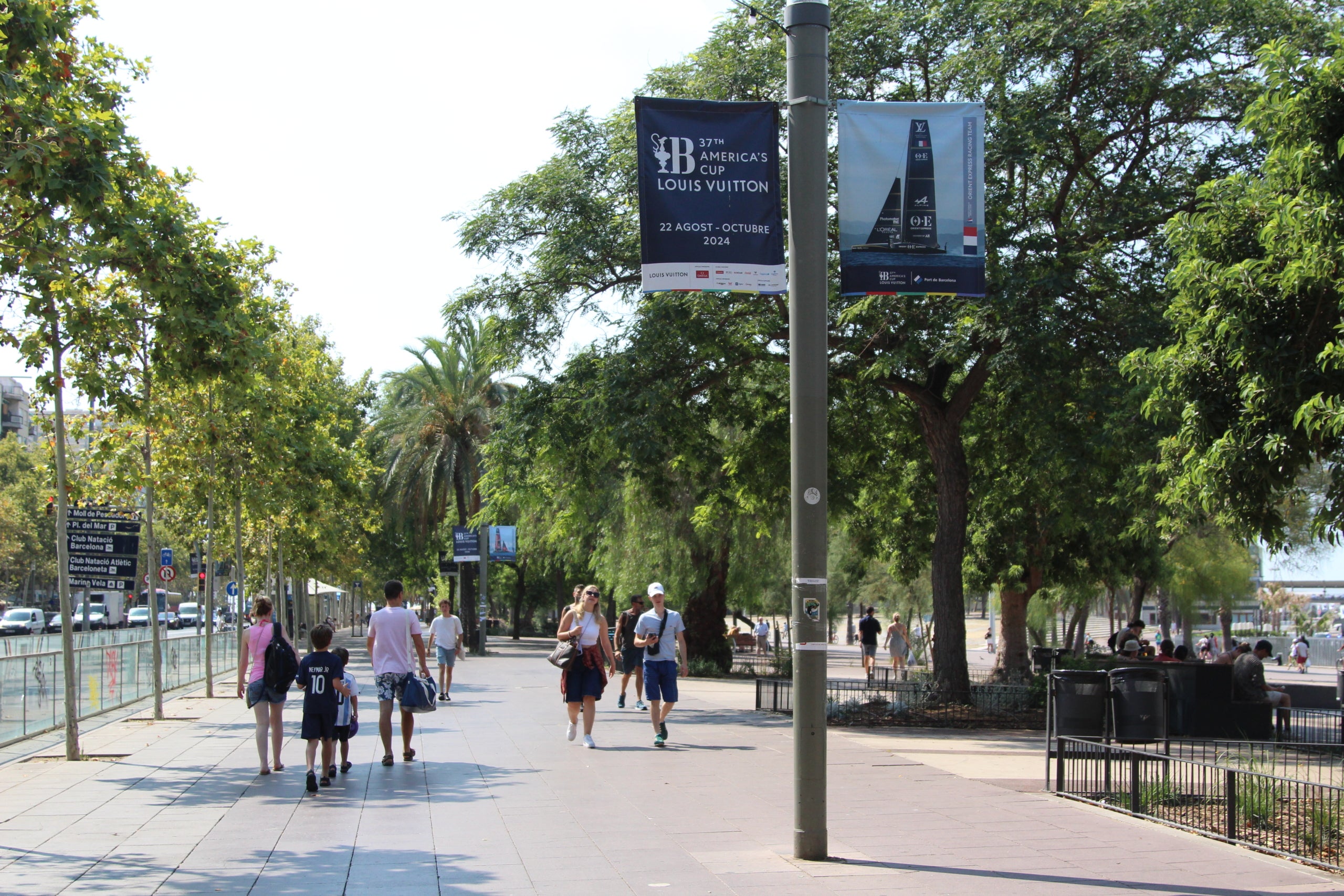 Pancartes anunciant la celebració de la Copa Amèrica al passeig de Borbó de la Barceloneta / A.R.