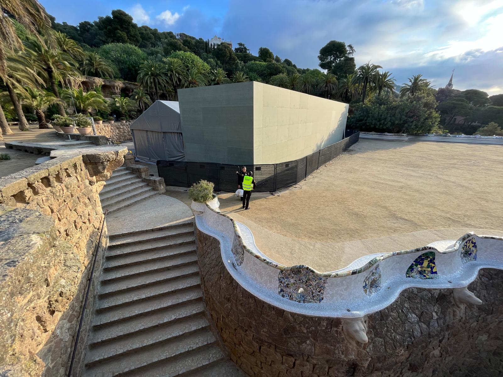 La plaça de la Natura, preparada per la desfilada de Louis Vuitton, al Park Güell / Jordi Play