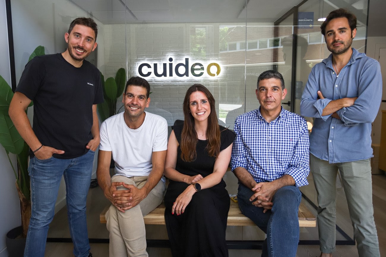 Adrià Buzón, cofundador i CEO; Alejandro Valdés, cofundador i responsable IT; Marta Cuesta, cofundadora i directora de RH; Roberto Valdés, cofundador i conseller delegat; i Guillermo Molina, cofundador i director d'expansió / Cuideo