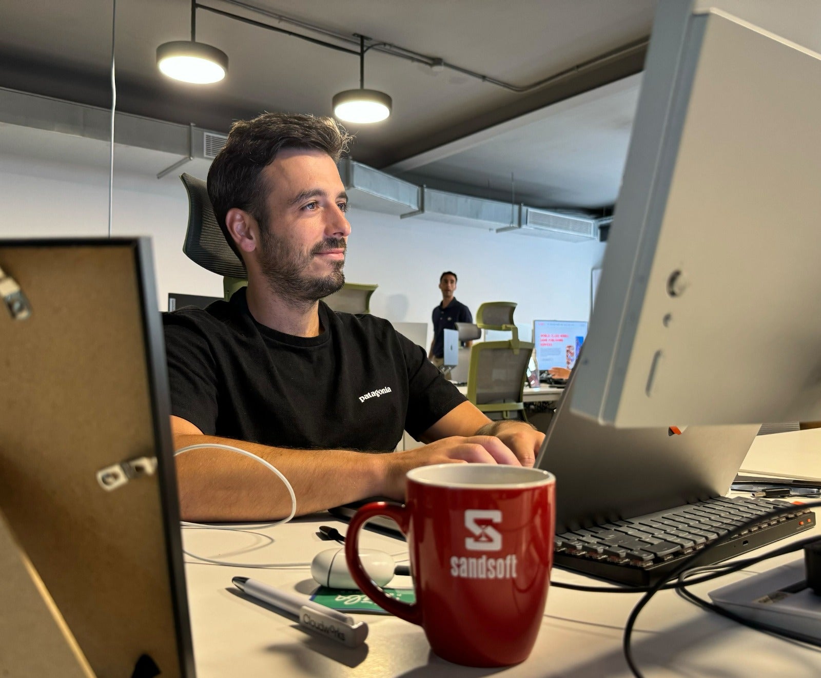 Un dels treballadors de Sandsoft a l'oficina de Barcleona / Sandsoft