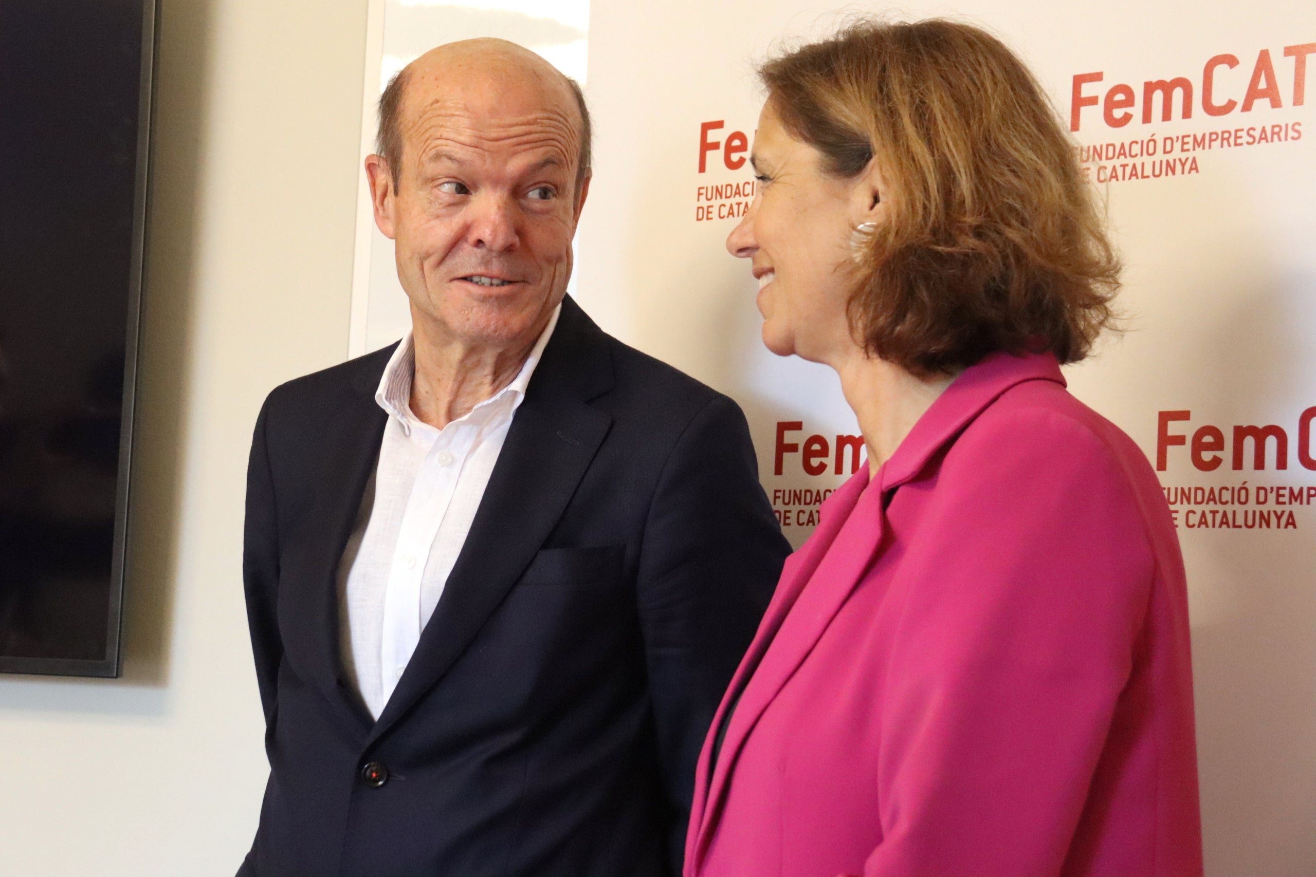 El president de FemCAT, Oriol Guixà, conversant amb la directora general, Muntsa Vilalta / ACN