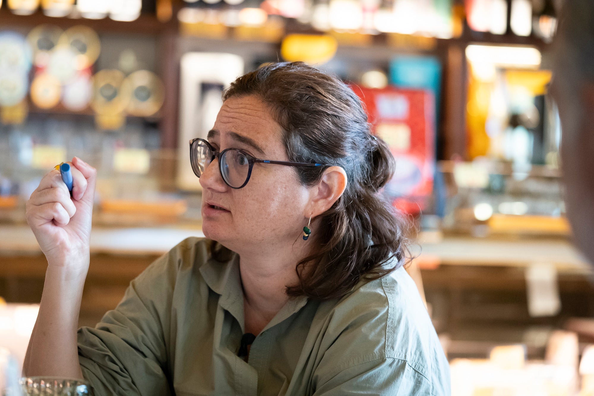 La directora comercial del grupo Bon Preu, Anna Font, a la entrada del restaurante Múrria / Mireia Comas
