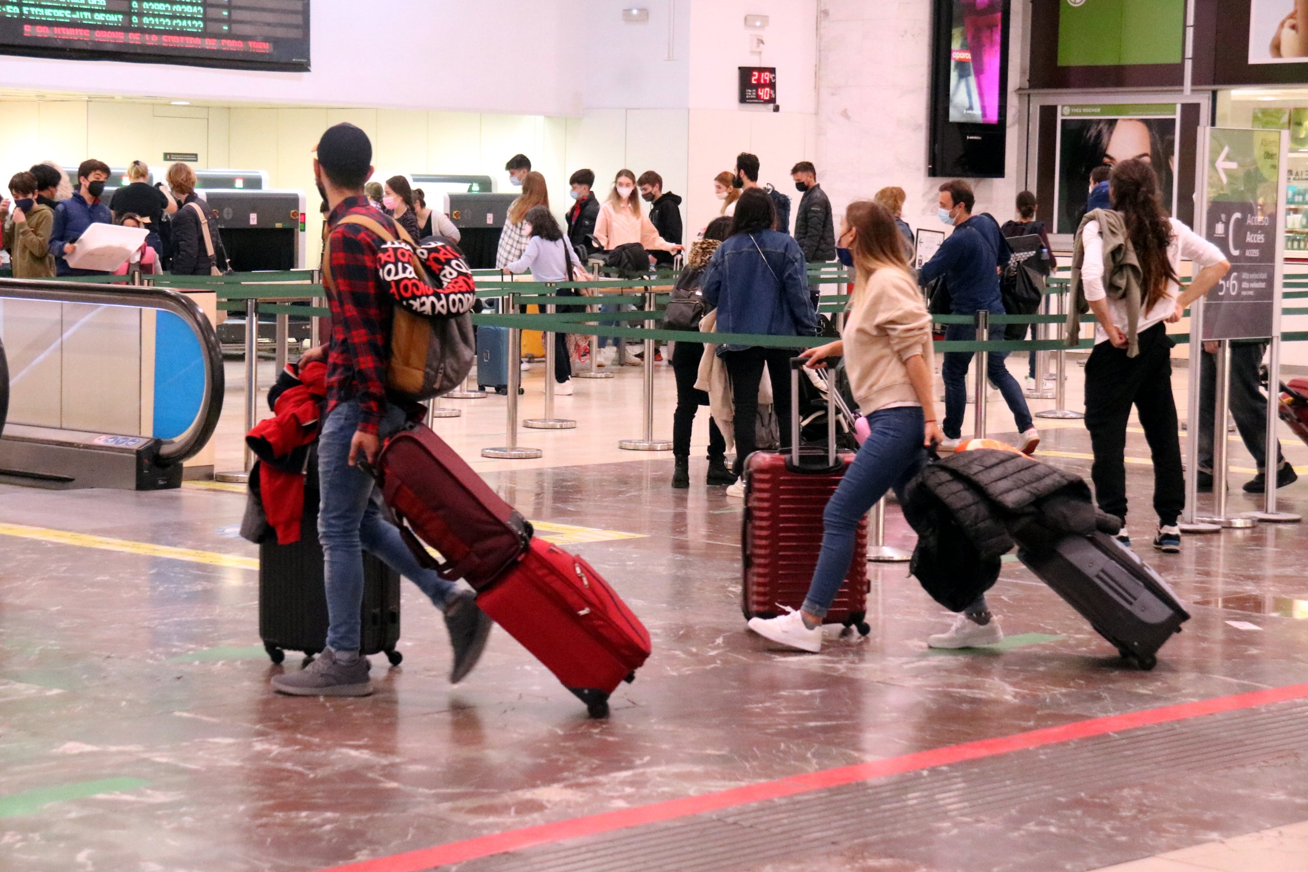 Una parella de turistes amb les seves maletes a l'Estació de França / ACN