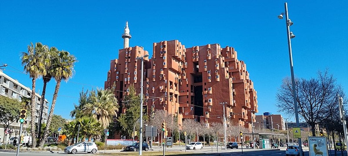 Edificio de viviendas de Sant Just Desvern / Wikimedia Commons