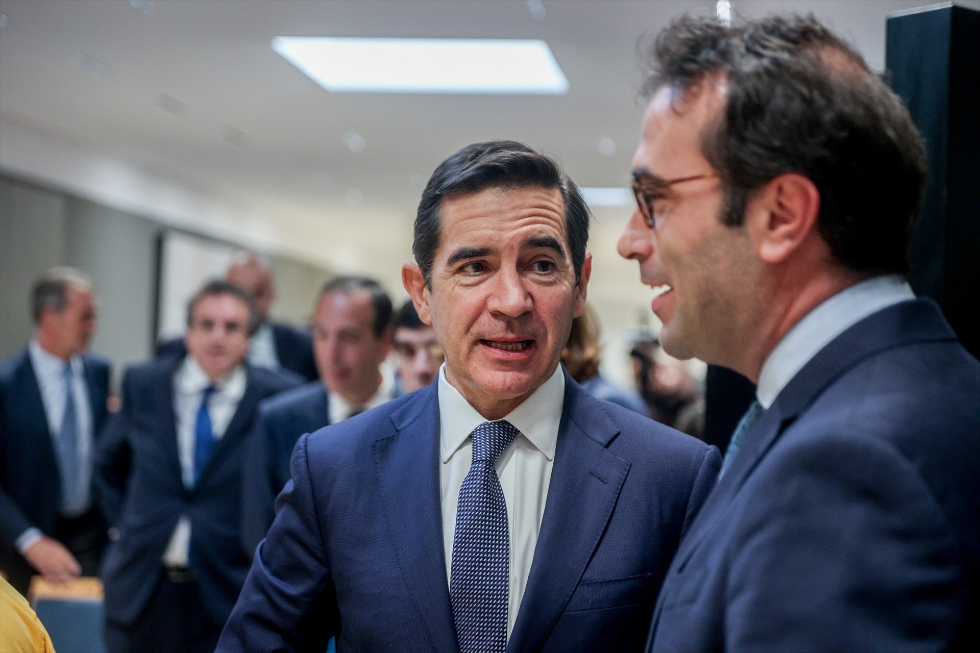 El presidente del BBVA, Carlos Torres Vila, conversando con el ministro de Economía, Carlos Cuerpo / Ricardo Rubio - Europa Press