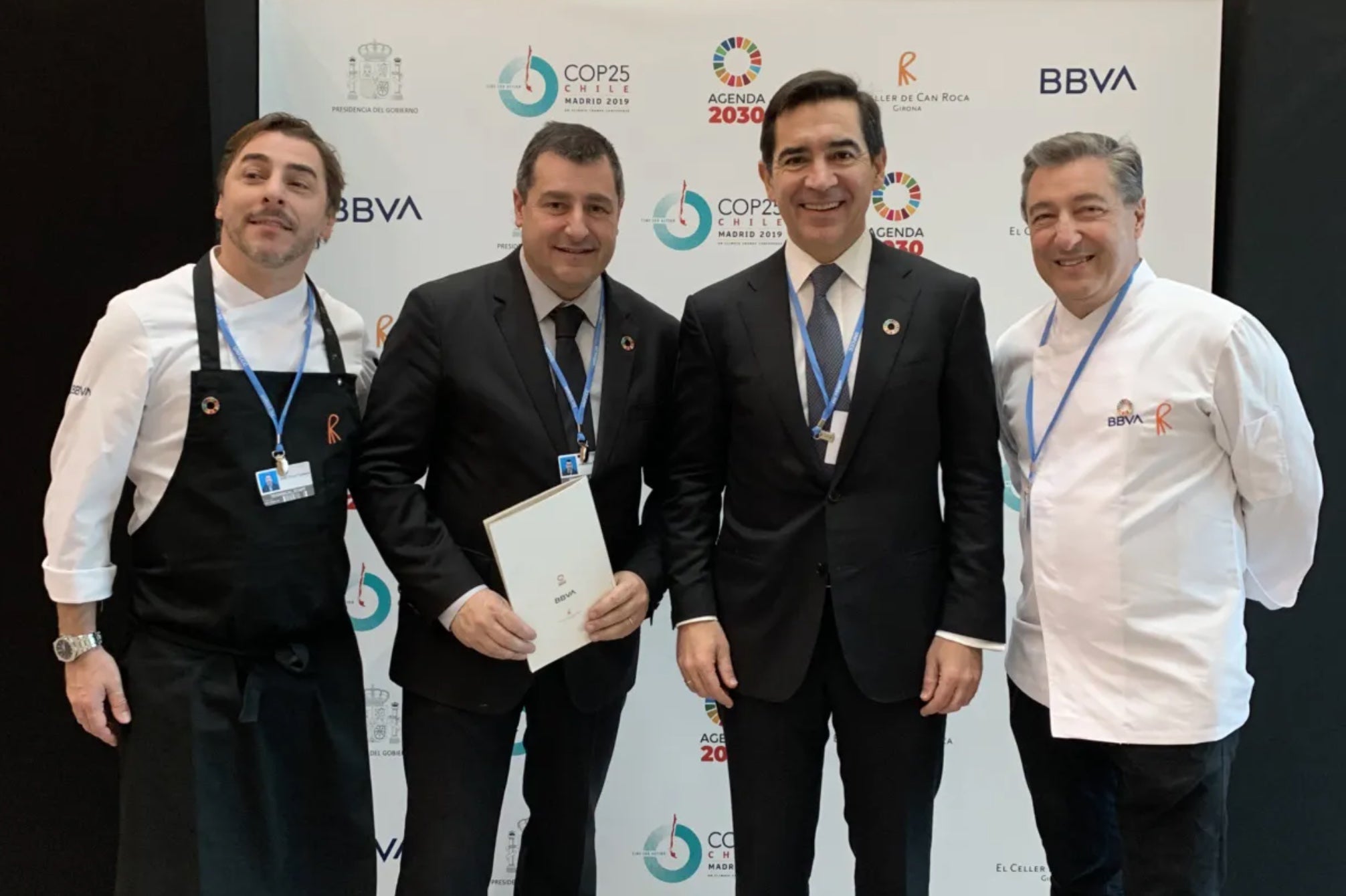 Carlos Torres Vila, presidente de BBVA, con los hermanos Roca / BBVA