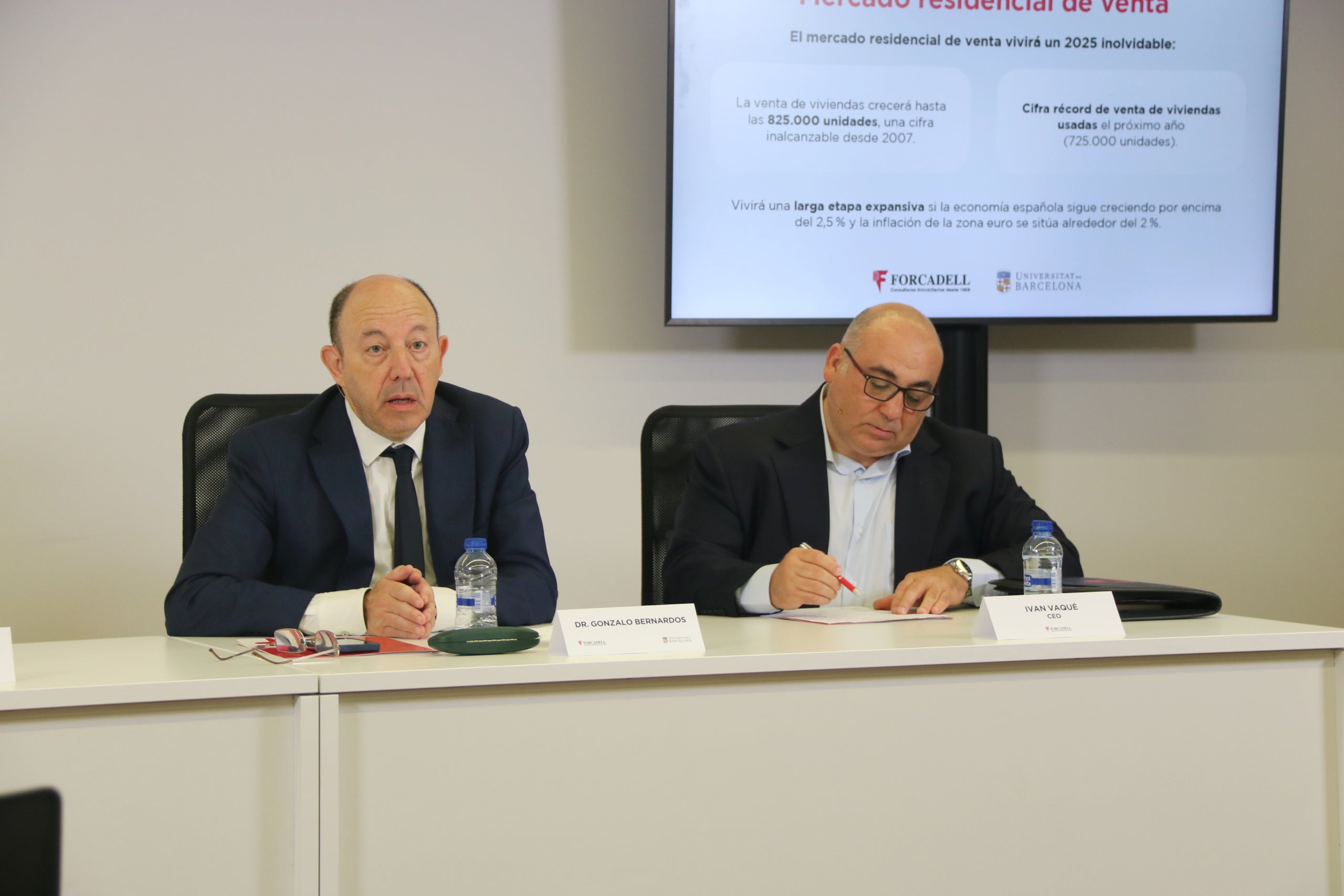 El economista Gonzalo Bernandos y el director ejecutivo de Forcadell, Ivan Vaqué / ACN