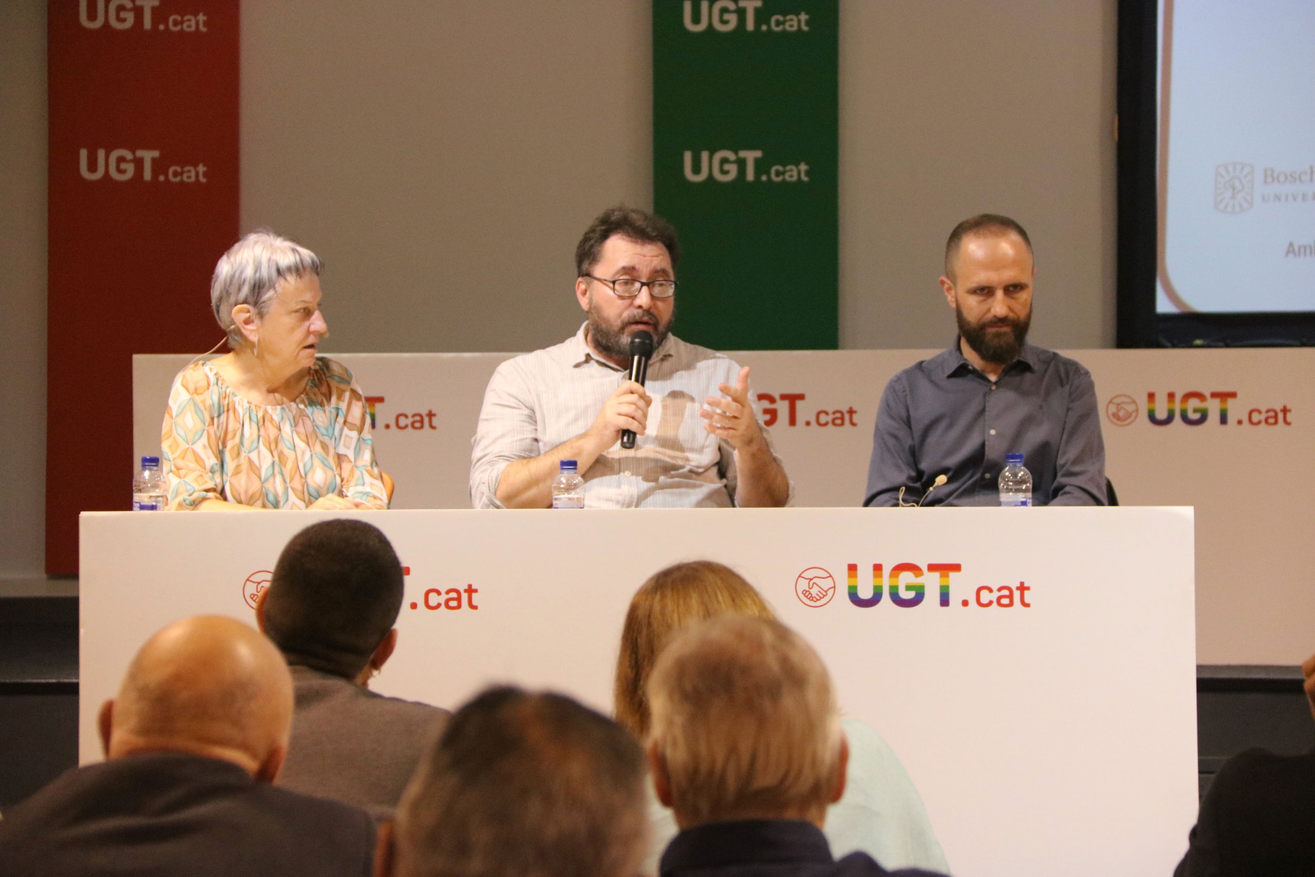 La vicesecretaria general de la UGT, Núria Solé; y los autores del estudio sobre los usos de la lengua en los centros de trabajo, Amado Alarcón y Antonio Di Paolo / Maria Asmarat / ACN