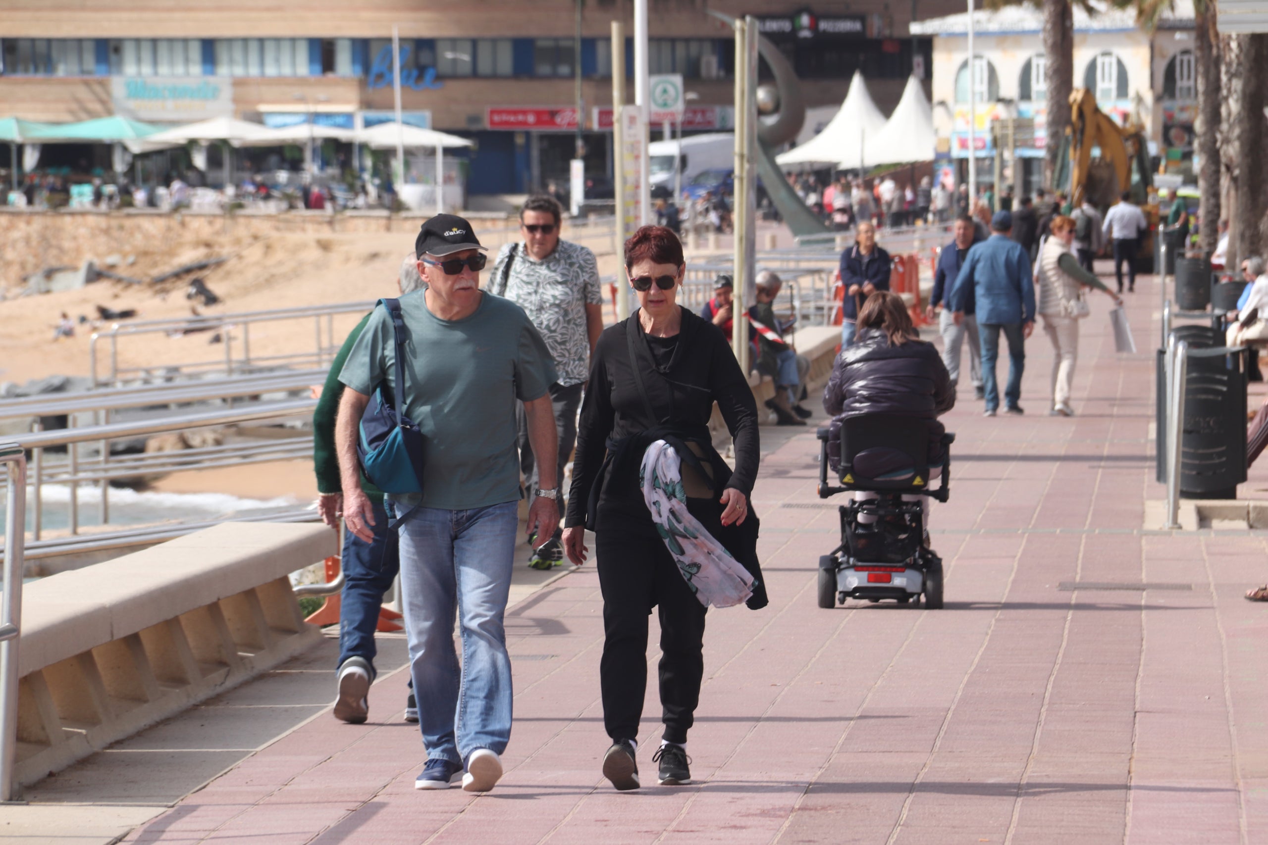 Alguns turistes passegen pel passeig marítim de Lloret de Mar | Aleix Freixas / Xavier Pi