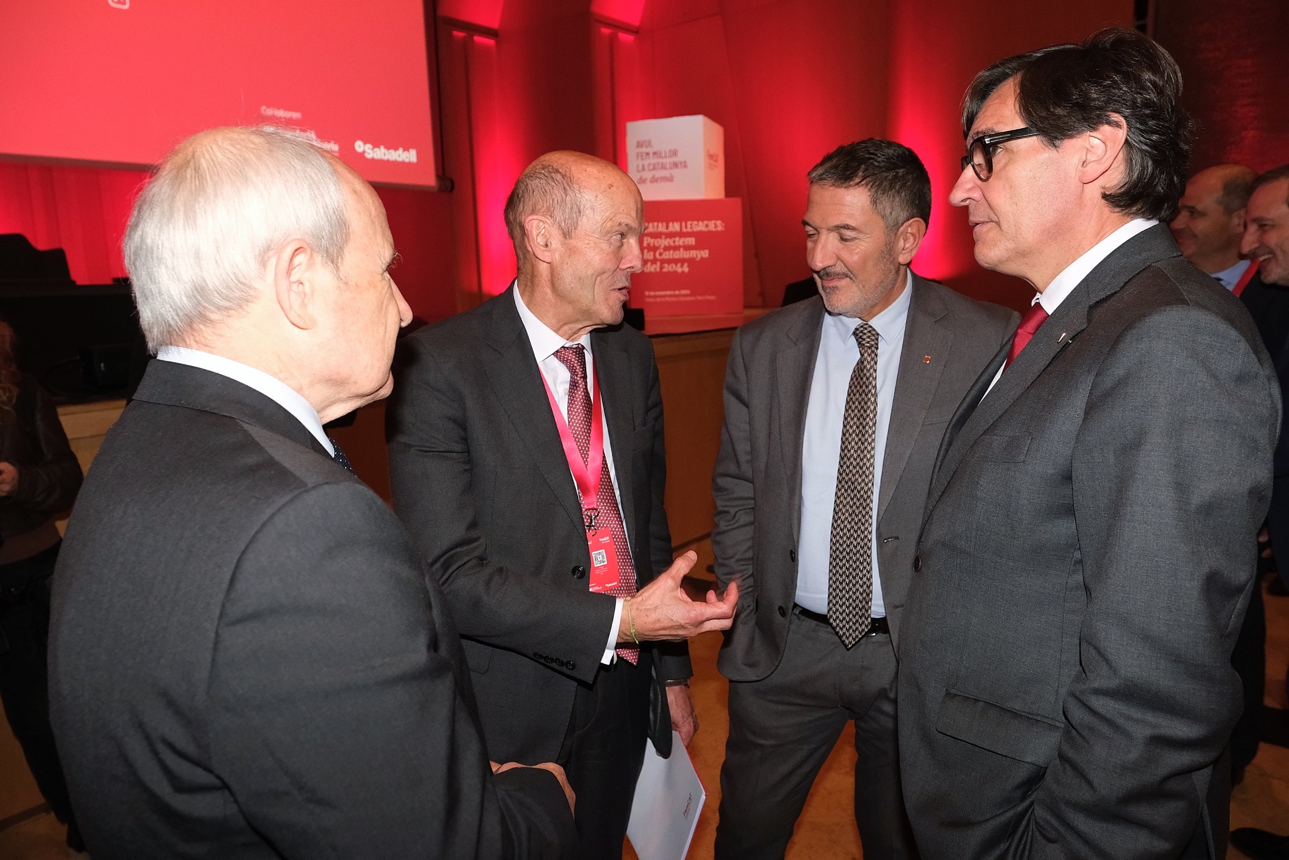 El president de la Generalitat, Salvador Illa, amb el president de FemCAT, Oriol Guixà, acompanyats de l'expresident José Montilla i el conseller d'Empresa i Treball Miquel Sàmper / FemCAT