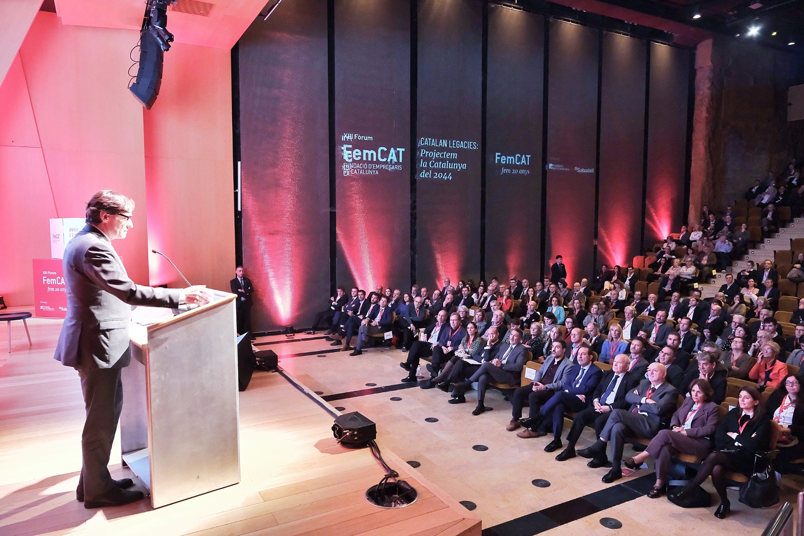 El presidente de la Generalitat, Salvador Illa, cierra el XIII Foro FemCAT / FemCAT