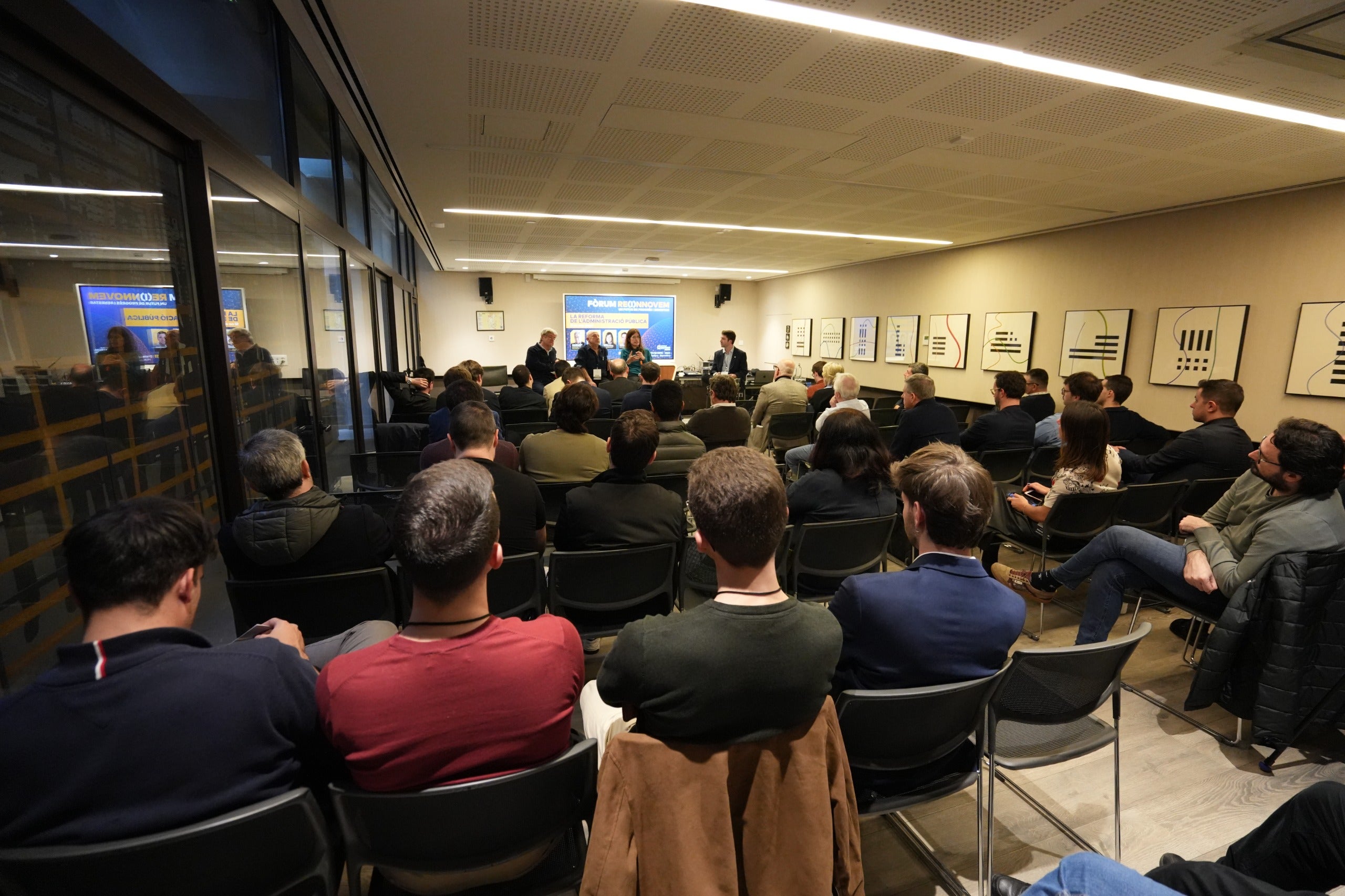 Visió general d'una de les taules redones del Fòrum Re(I)nnovem / Xavi Fajarnés
