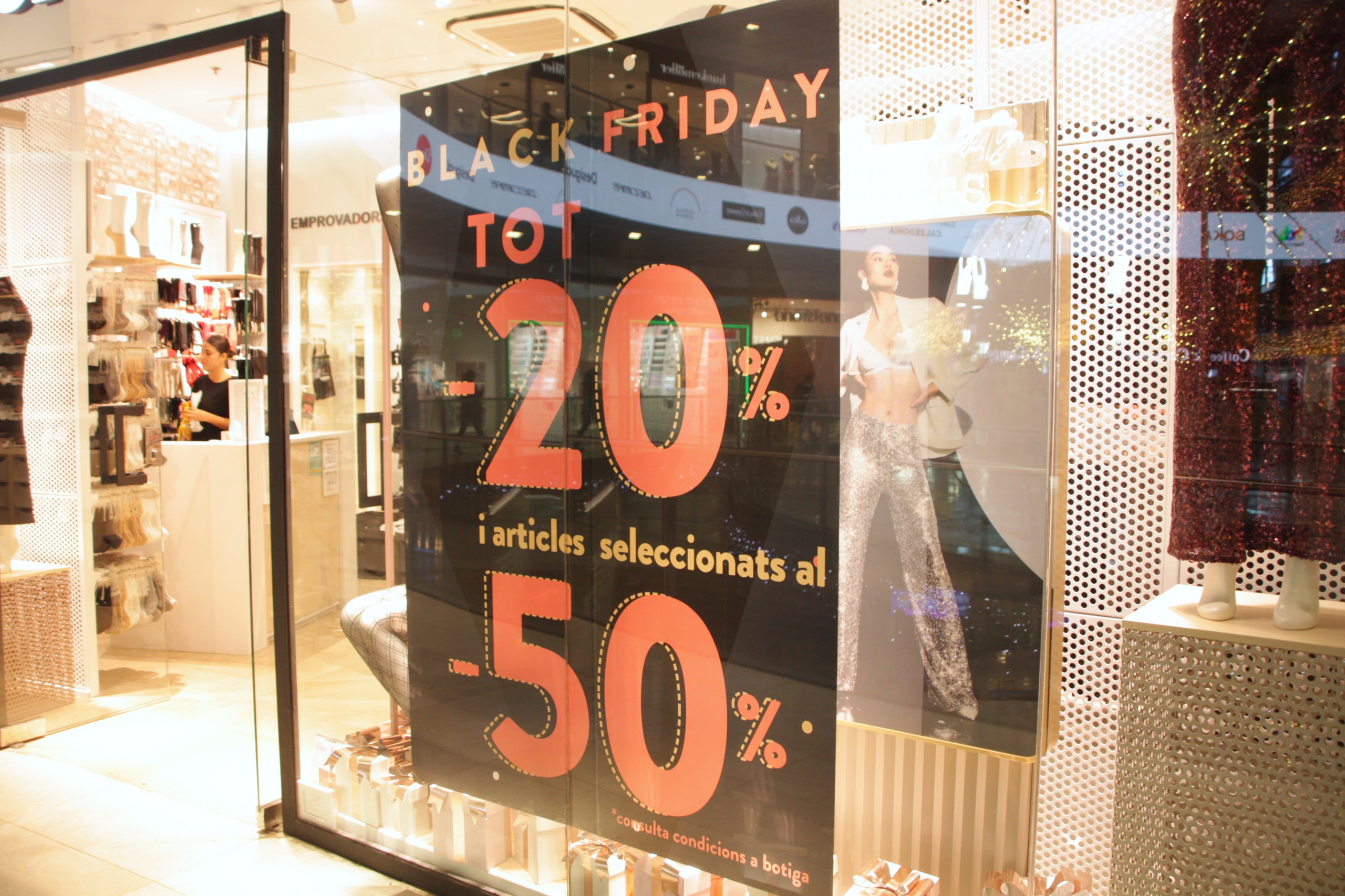 Descuentos en grandes tiendas durante el Black Friday / ACN