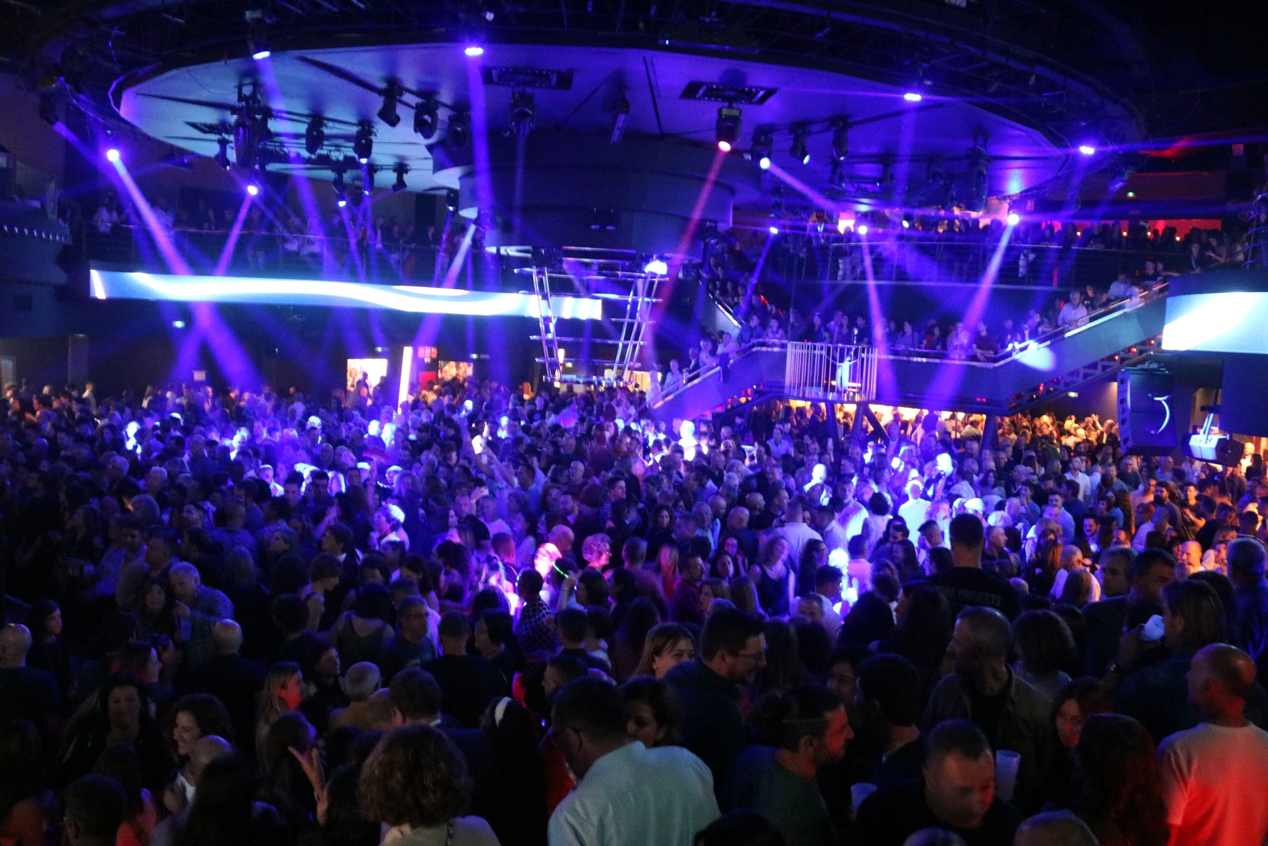 Sala Plató de la discoteca Big Ben plena de gom a gom durant la reobertura del complex / Alba Mor / ACN